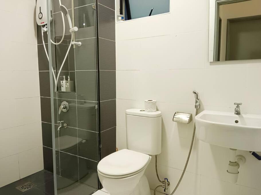 Platino,2 min walk Paradigm mall,2BR 6PAX by Hint