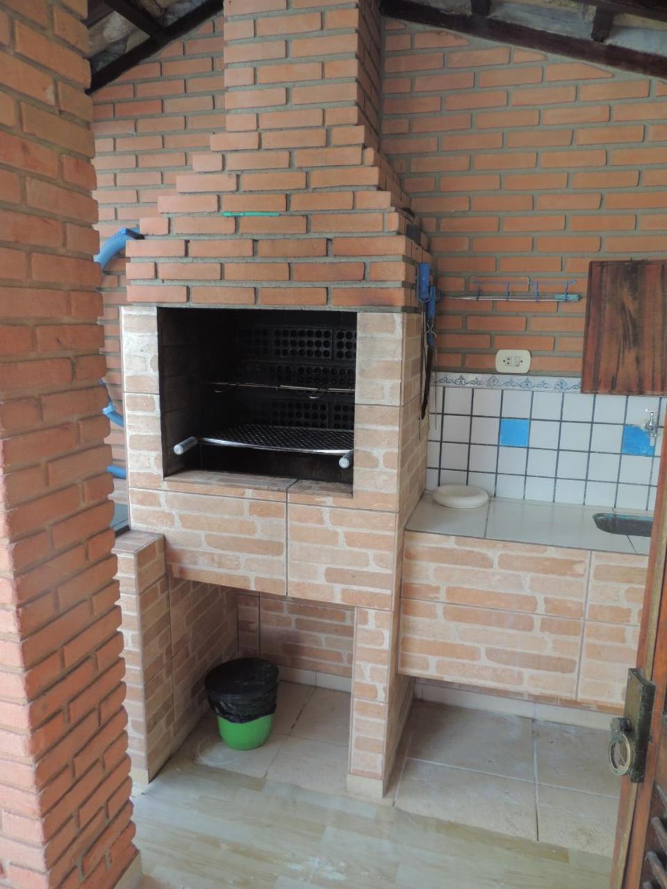 Sobrado com piscina em condomíno fechado a 150 M da praia