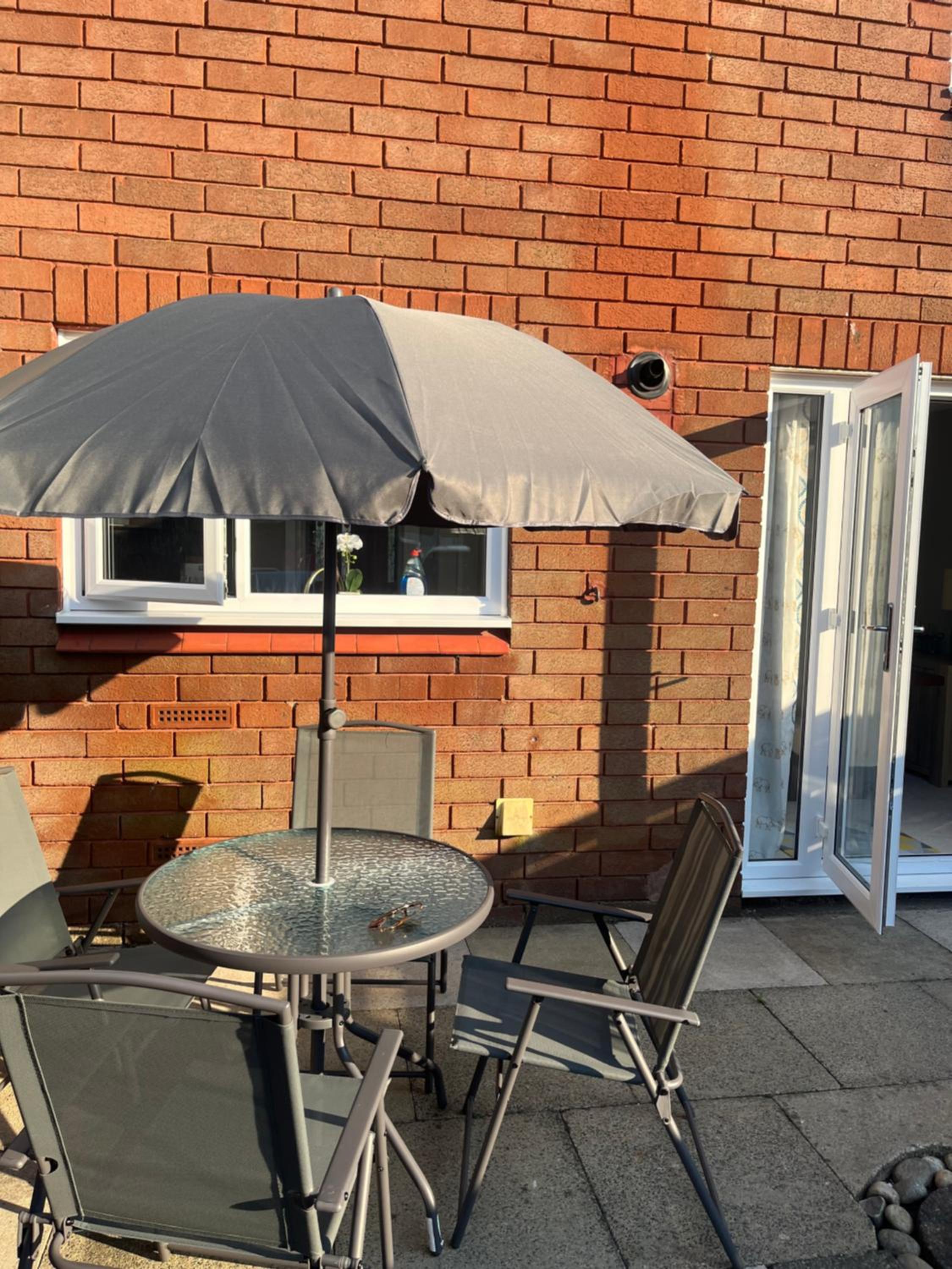 Canada House - Sleeps 6 -3 King or 6 Single Ideal for contractors