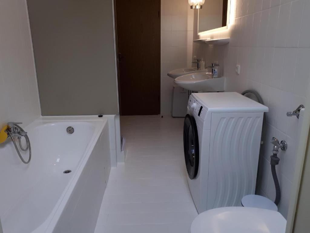 ROOM in apartment LOT SPACE & option COOKING & terrace - 9 km from A8 highway & superfast self checkin