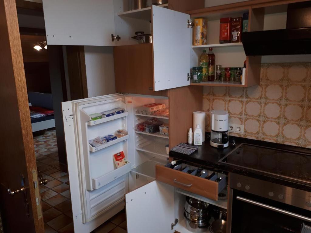 ROOM in apartment LOT SPACE & option COOKING & terrace - 9 km from A8 highway & superfast self checkin