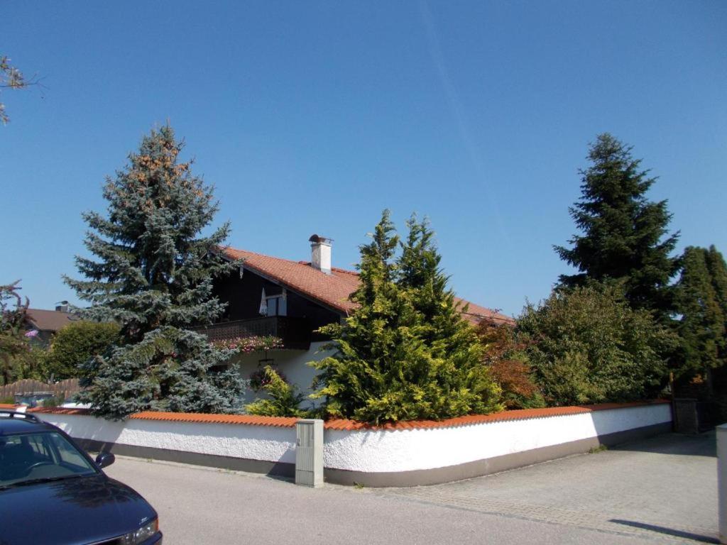ROOM in apartment LOT SPACE & option COOKING & terrace - 9 km from A8 highway & superfast self checkin