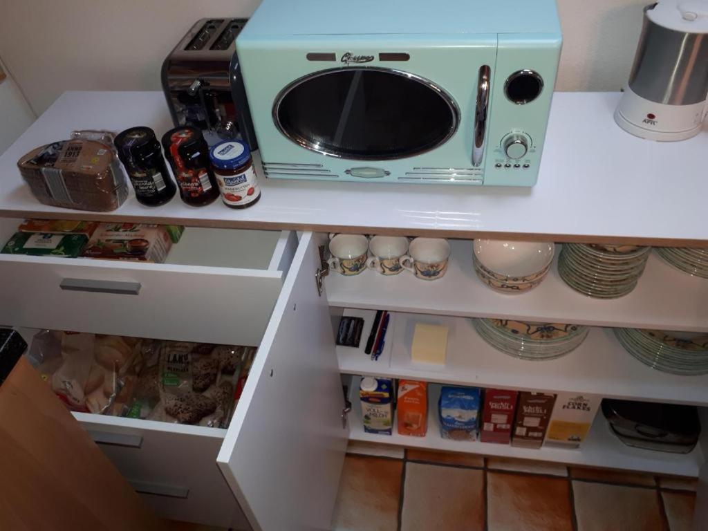 ROOM in apartment LOT SPACE & option COOKING & terrace - 9 km from A8 highway & superfast self checkin