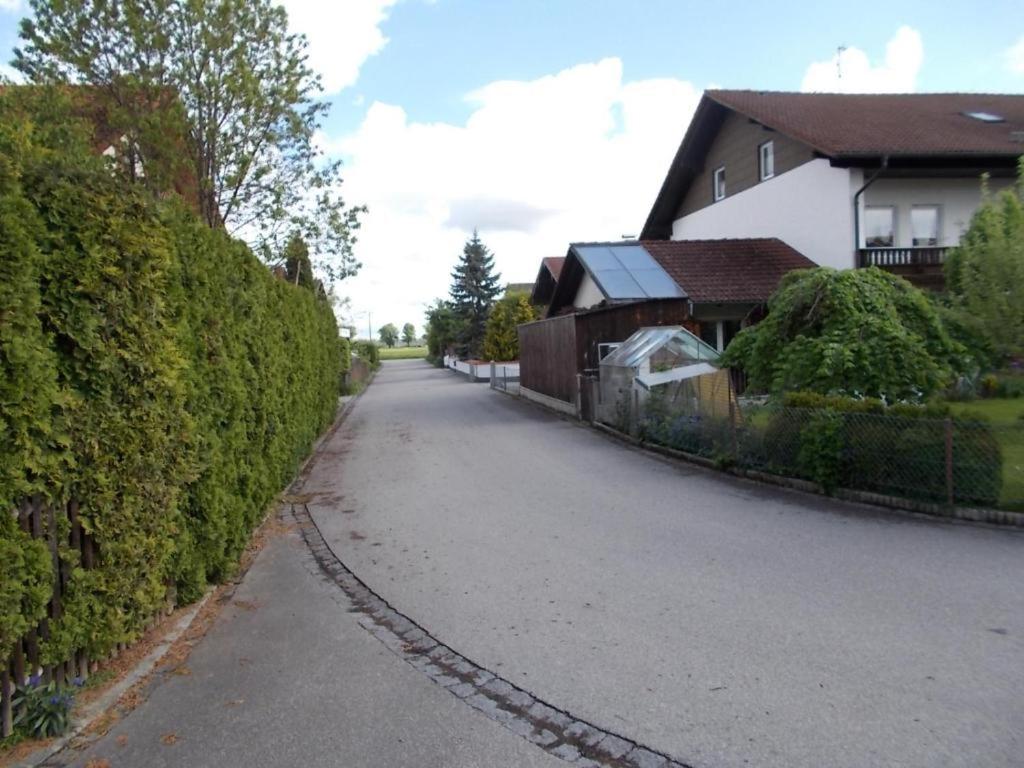 ROOM in apartment LOT SPACE & option COOKING & terrace - 9 km from A8 highway & superfast self checkin