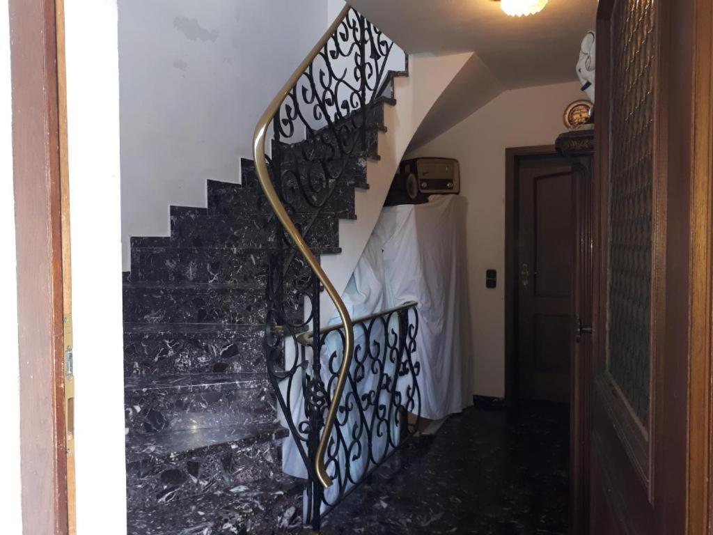 ROOM in apartment LOT SPACE & option COOKING & terrace - 9 km from A8 highway & superfast self checkin