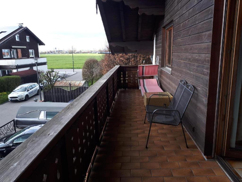 ROOM in apartment LOT SPACE & option COOKING & terrace - 9 km from A8 highway & superfast self checkin