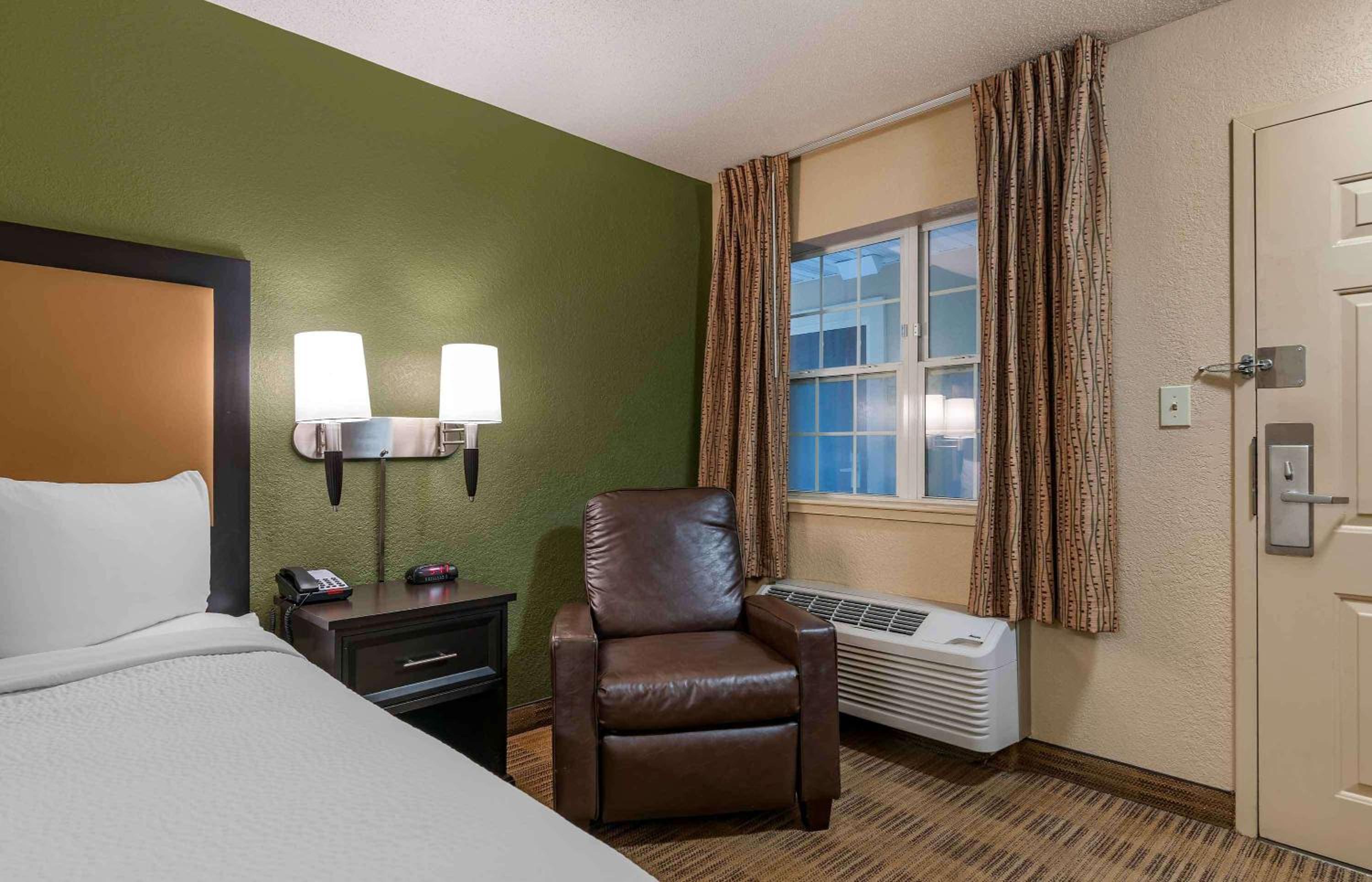Lexington Vacations - Extended Stay America Suites - Lexington - Nicholasville Road - Property Image 22