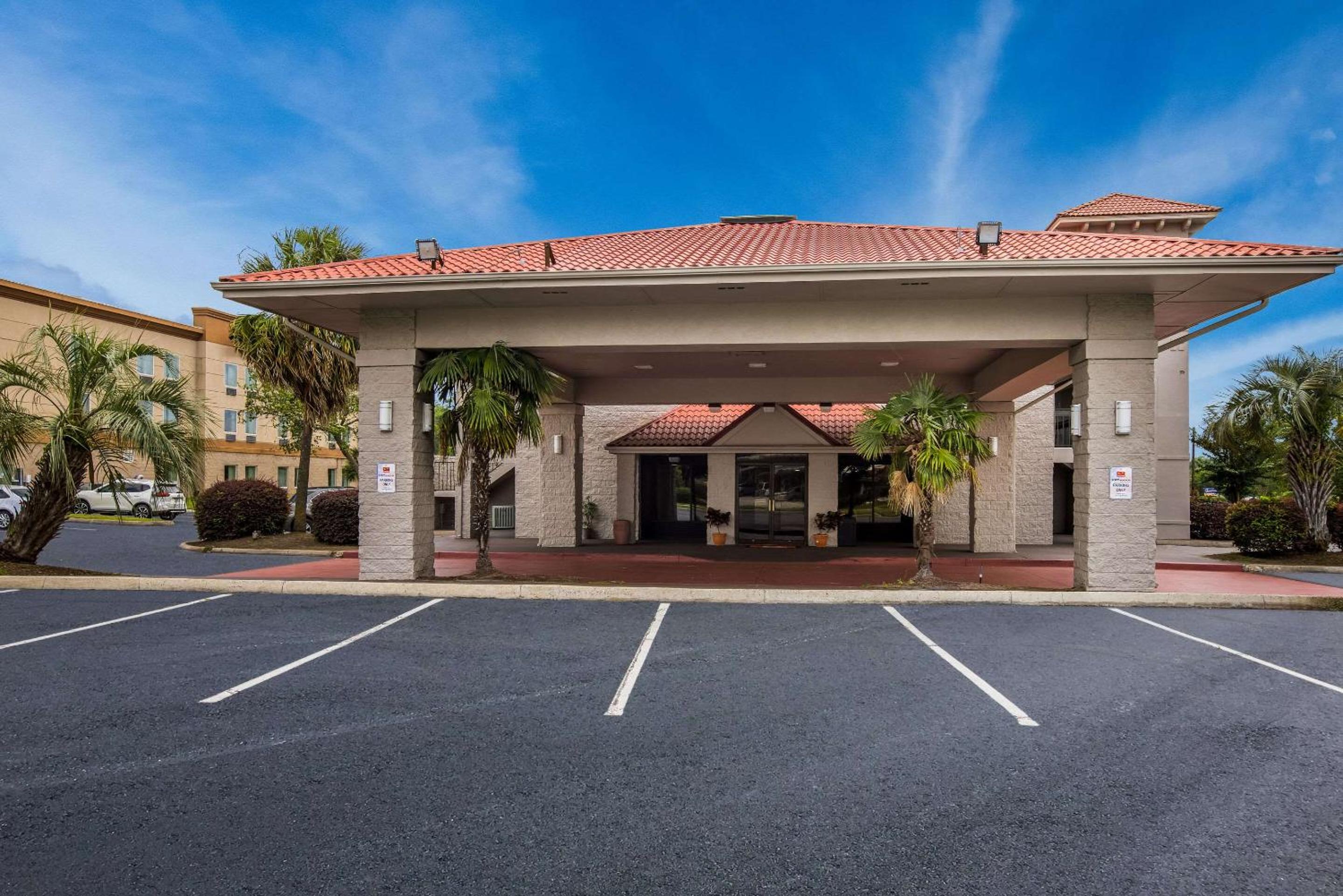 Super 8 by Wyndham Savannah view 3