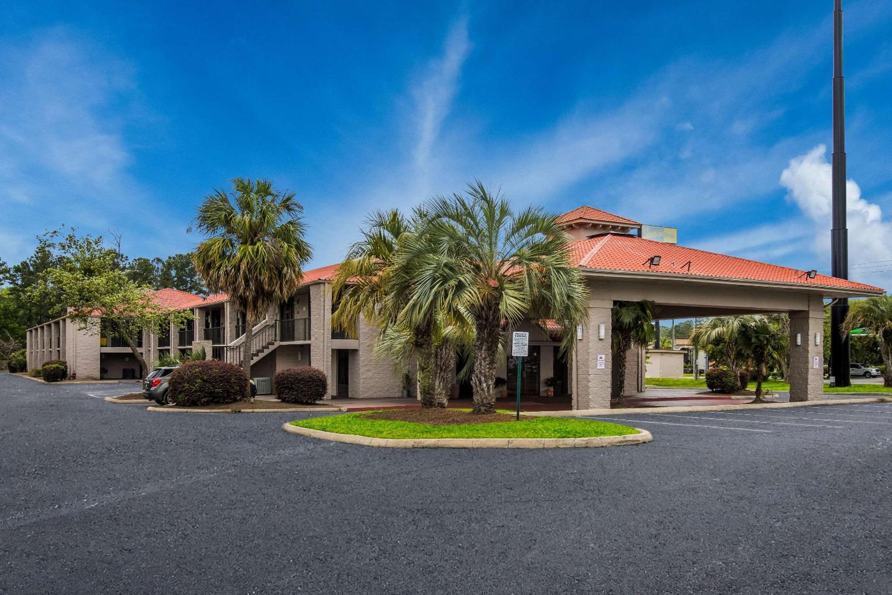 Super 8 by Wyndham Savannah view 5