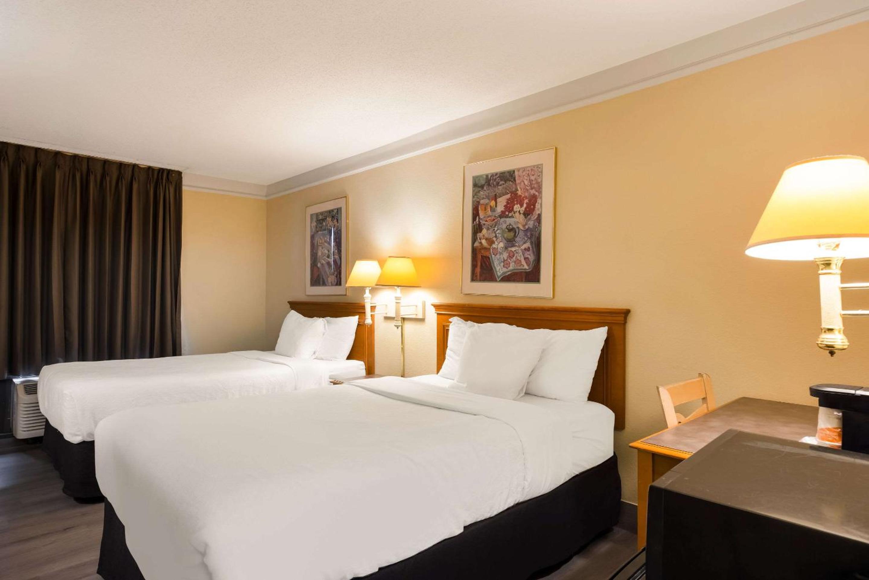Super 8 by Wyndham Savannah view 2