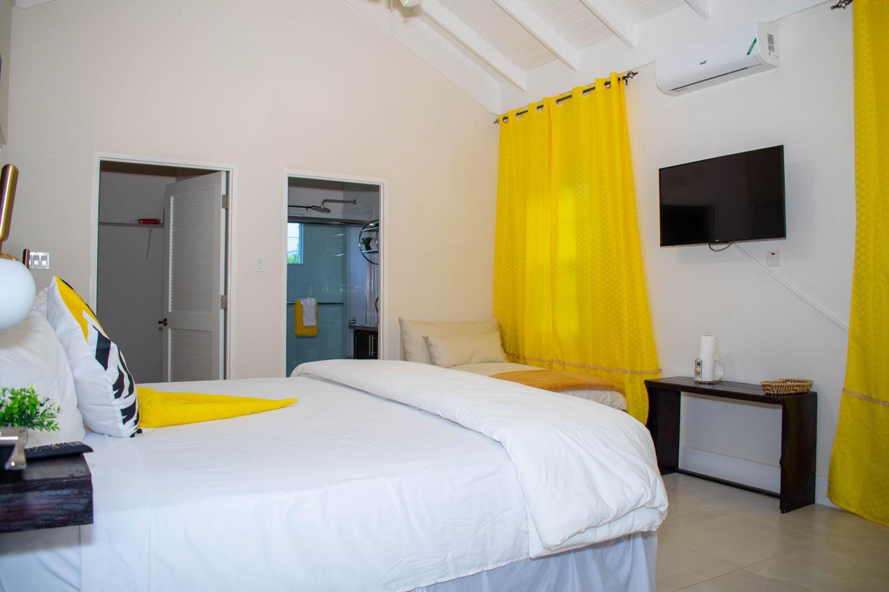 King Bed Studio/Gated/Fast Wi-Fi/Near Ocho Rios view 2