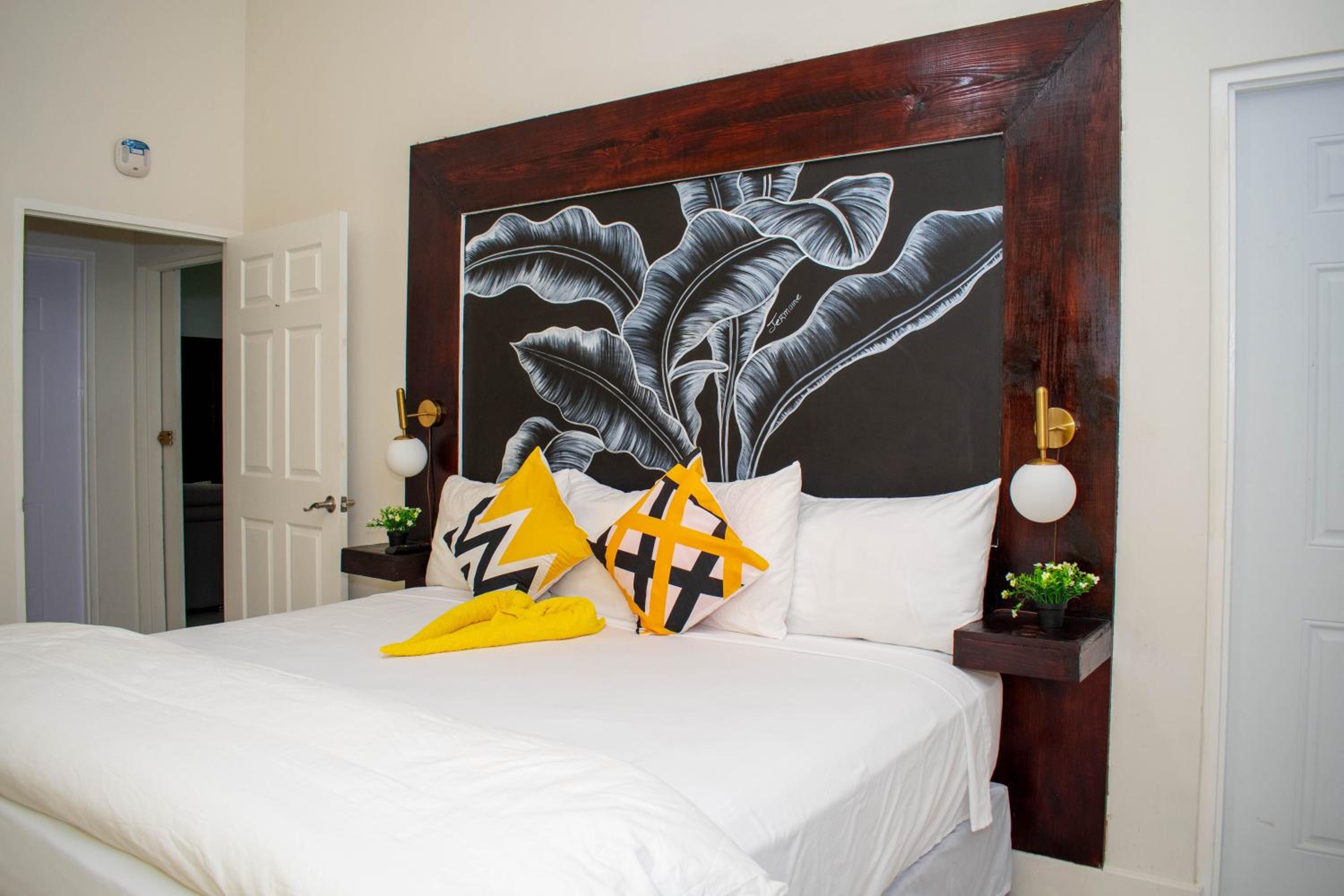 King Bed Studio/Gated/Fast Wi-Fi/Near Ocho Rios view 3