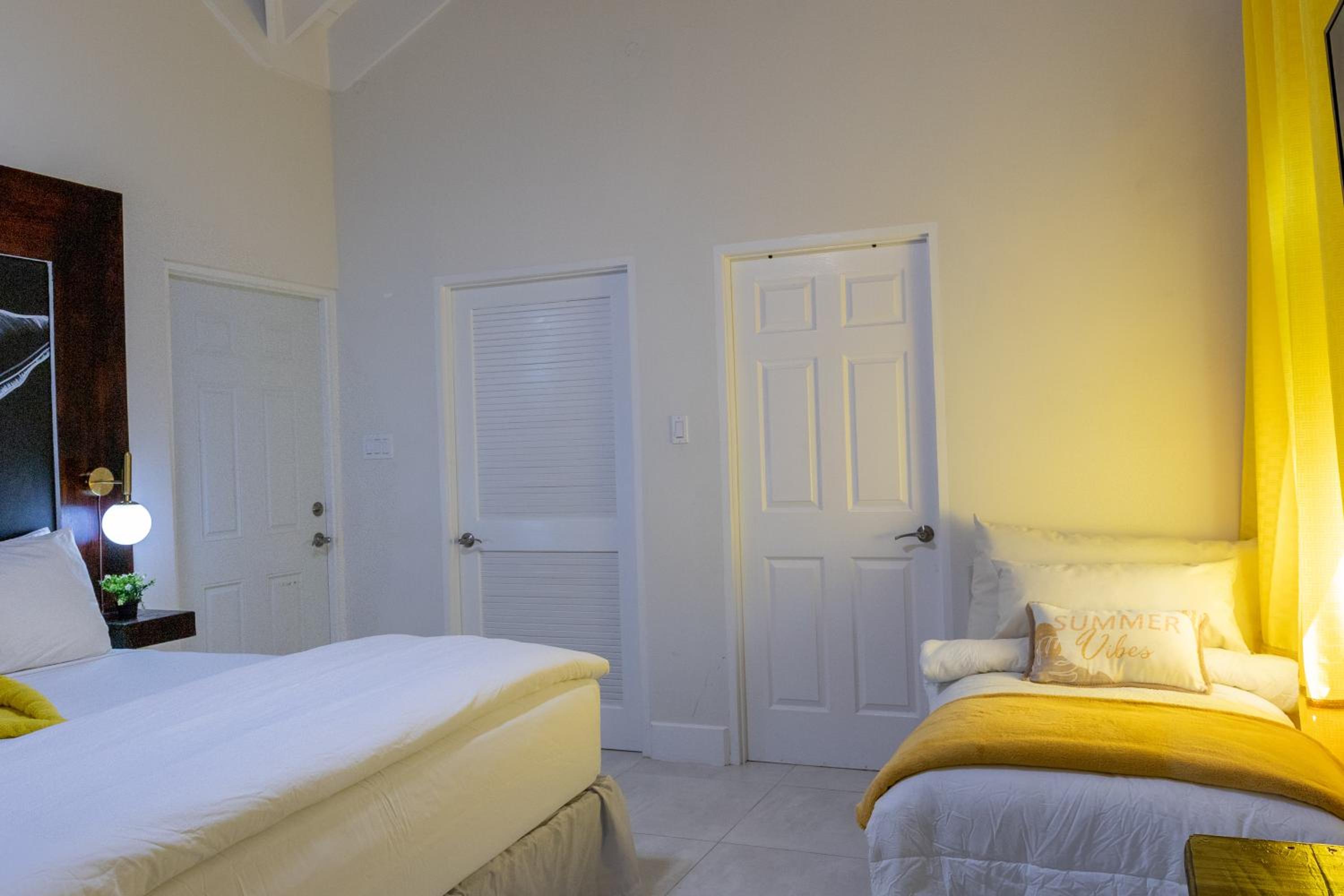 King Bed Studio/Gated/Fast Wi-Fi/Near Ocho Rios view 5