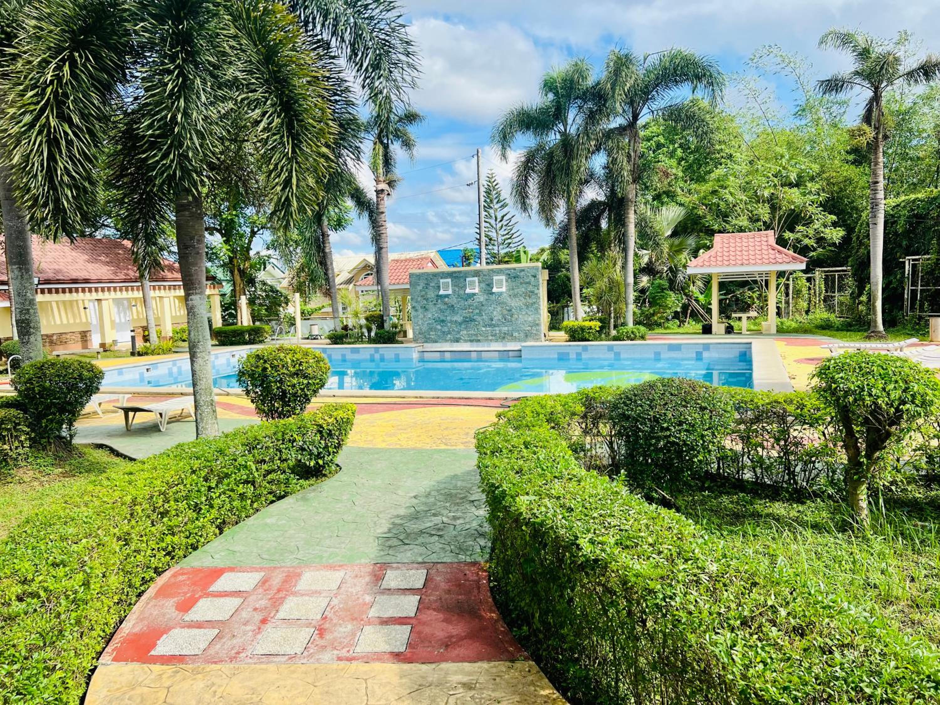 Awesome 2 bedrooms, living & dining area view 2
