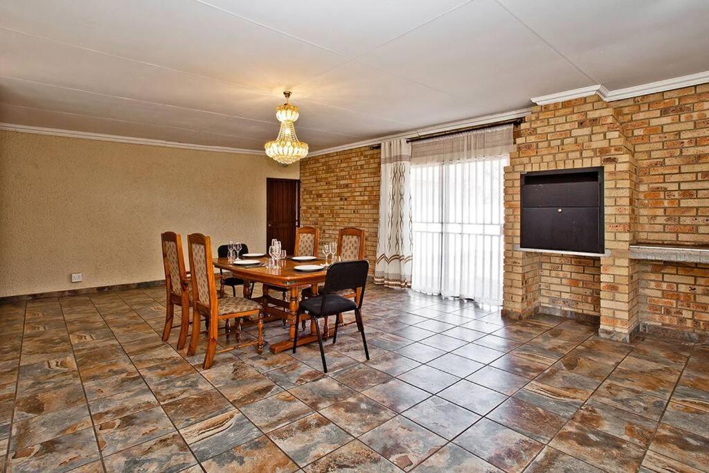 Macum Haven 4BR Home in Florida Park Pool! Parking! Fast Wifi! view 5