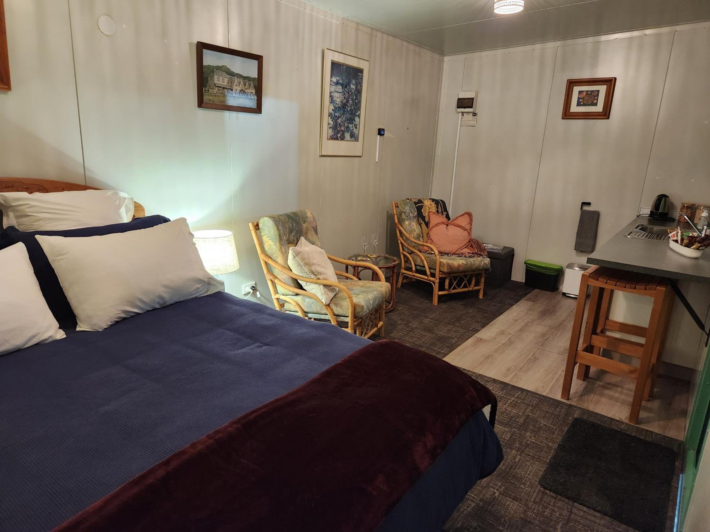 Glenwood Akaroa Bush Retreat - Kanuka Hut view 4