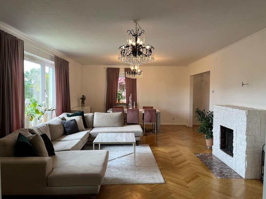 Grand villa with great location!