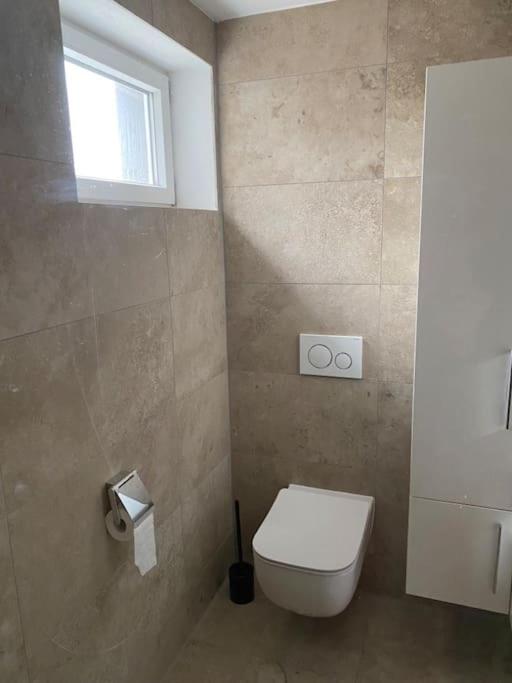 Ferienwohnung 3SZ, großer Balkon , naturnah