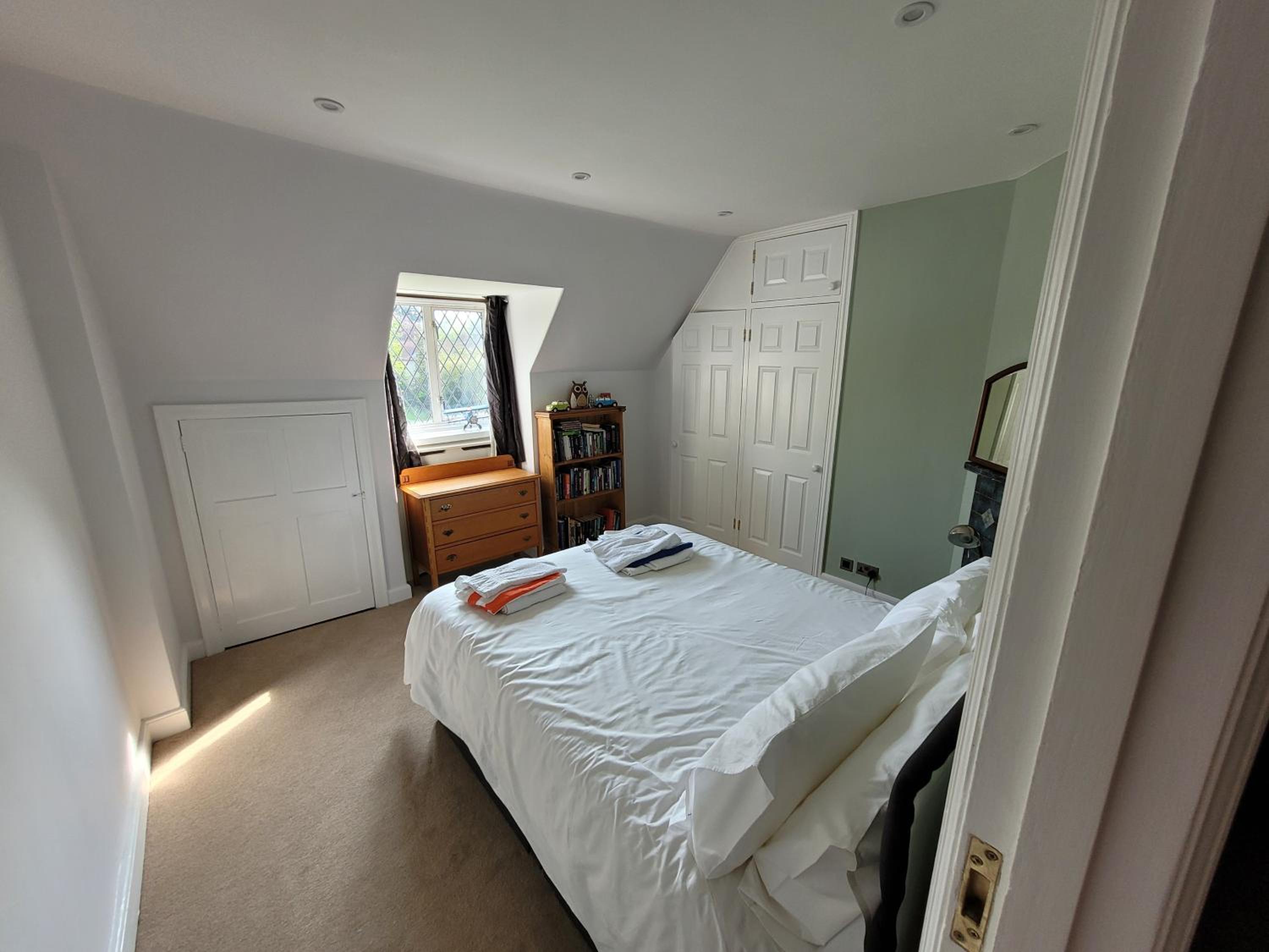 Remarkable 7 Bedroom Family House in Farnborough view 3