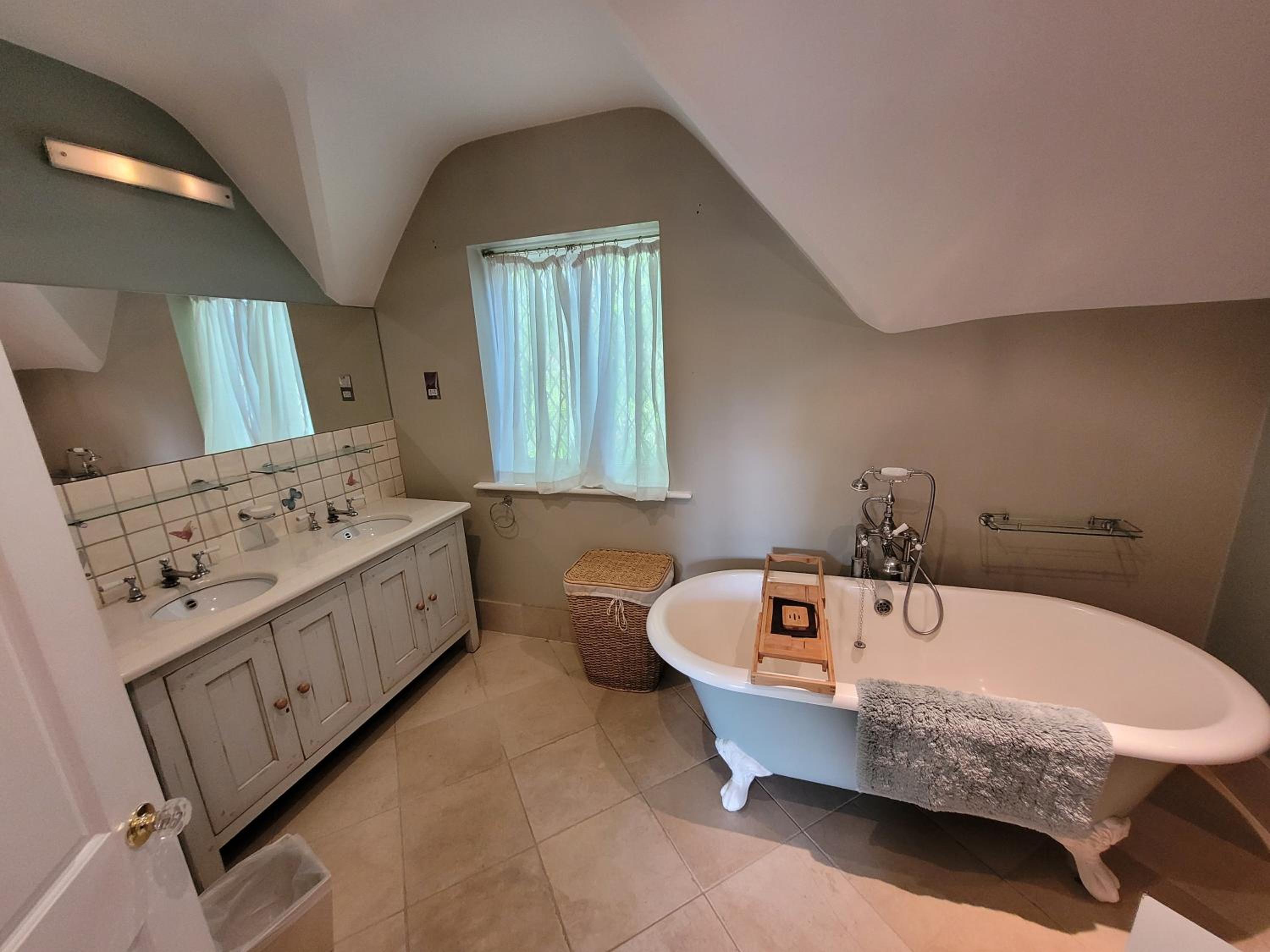 Remarkable 7 Bedroom Family House in Farnborough view 4