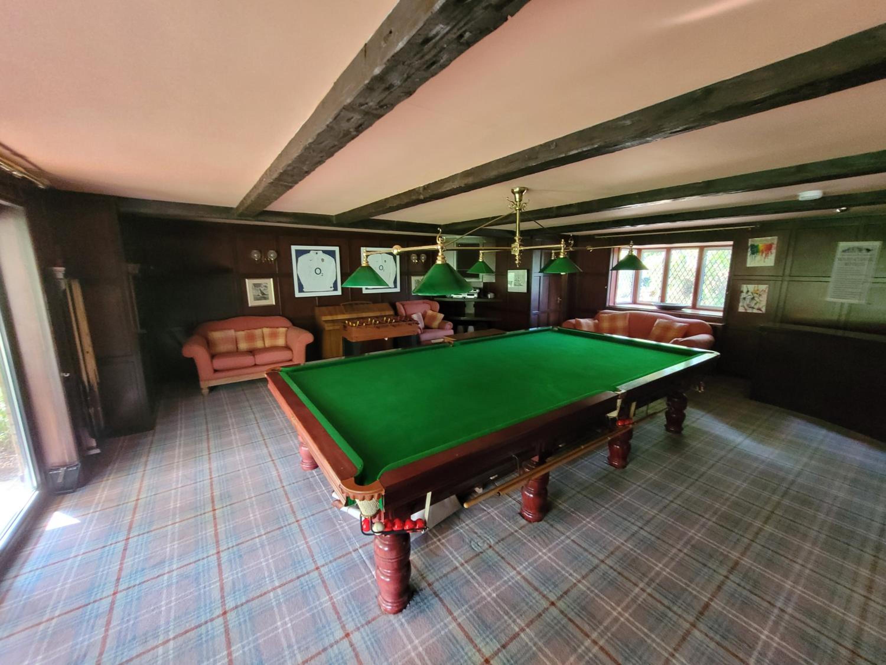 Remarkable 7 Bedroom Family House in Farnborough view 5