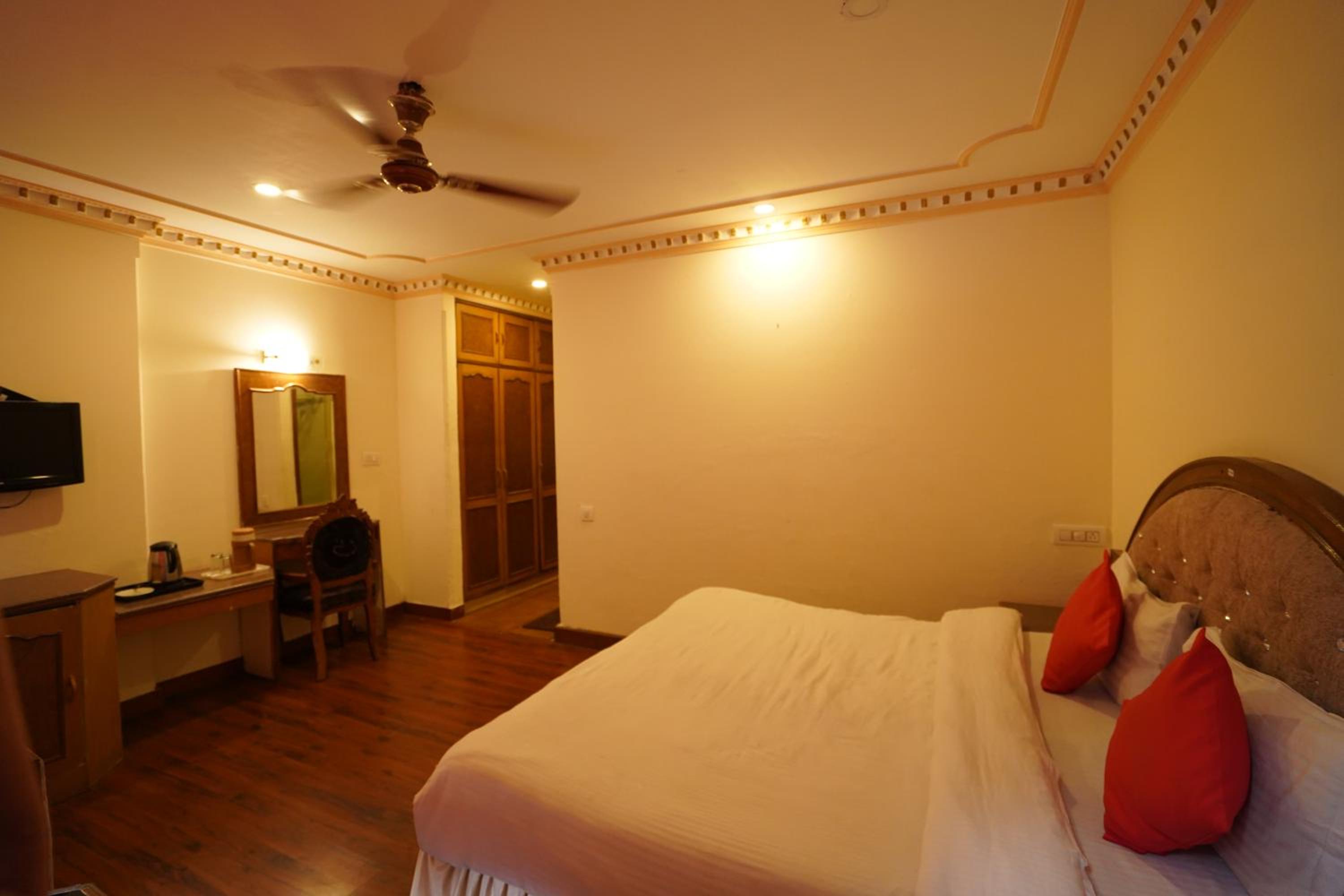 Royal Palace Resort Bhagsunag