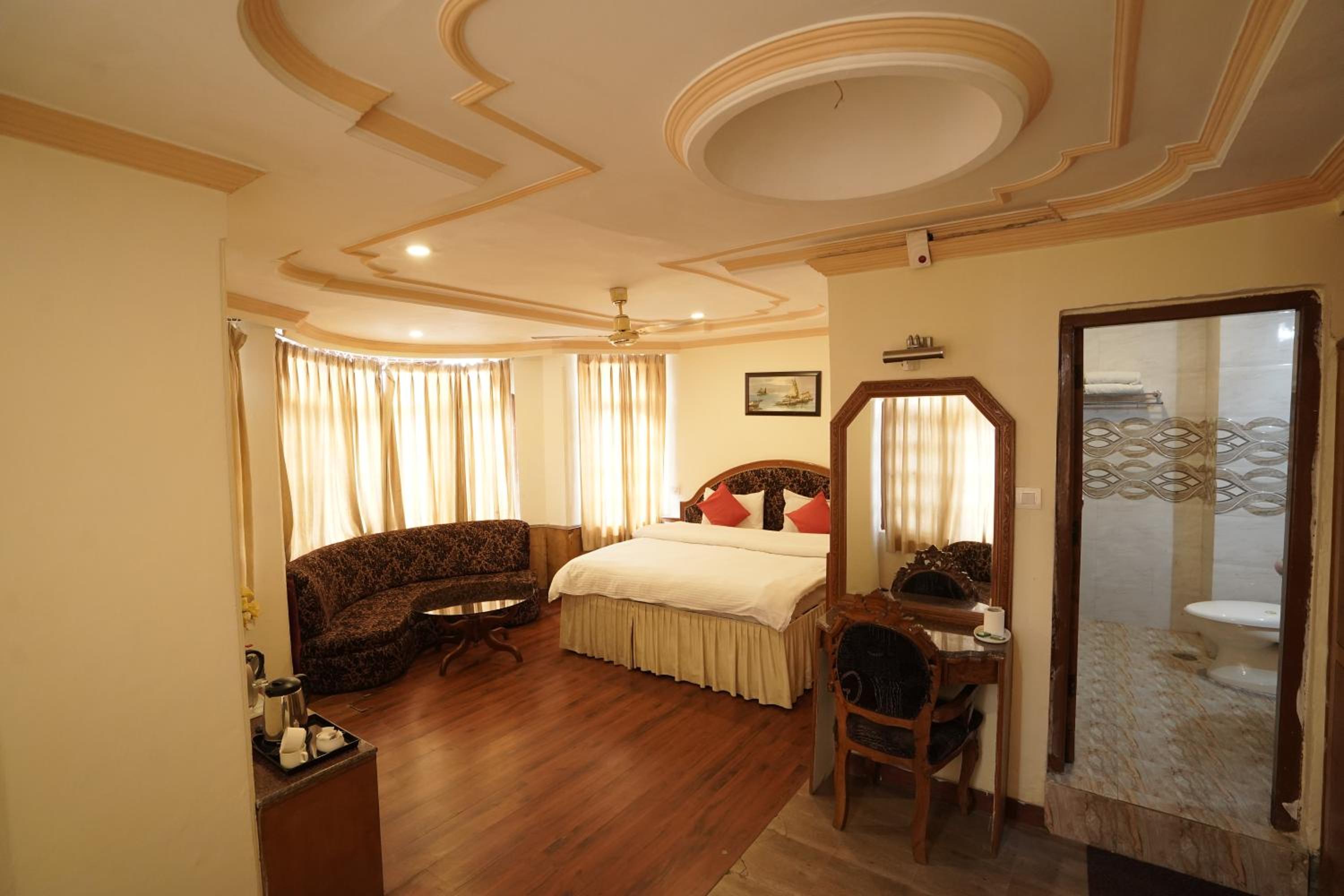 Royal Palace Resort Bhagsunag