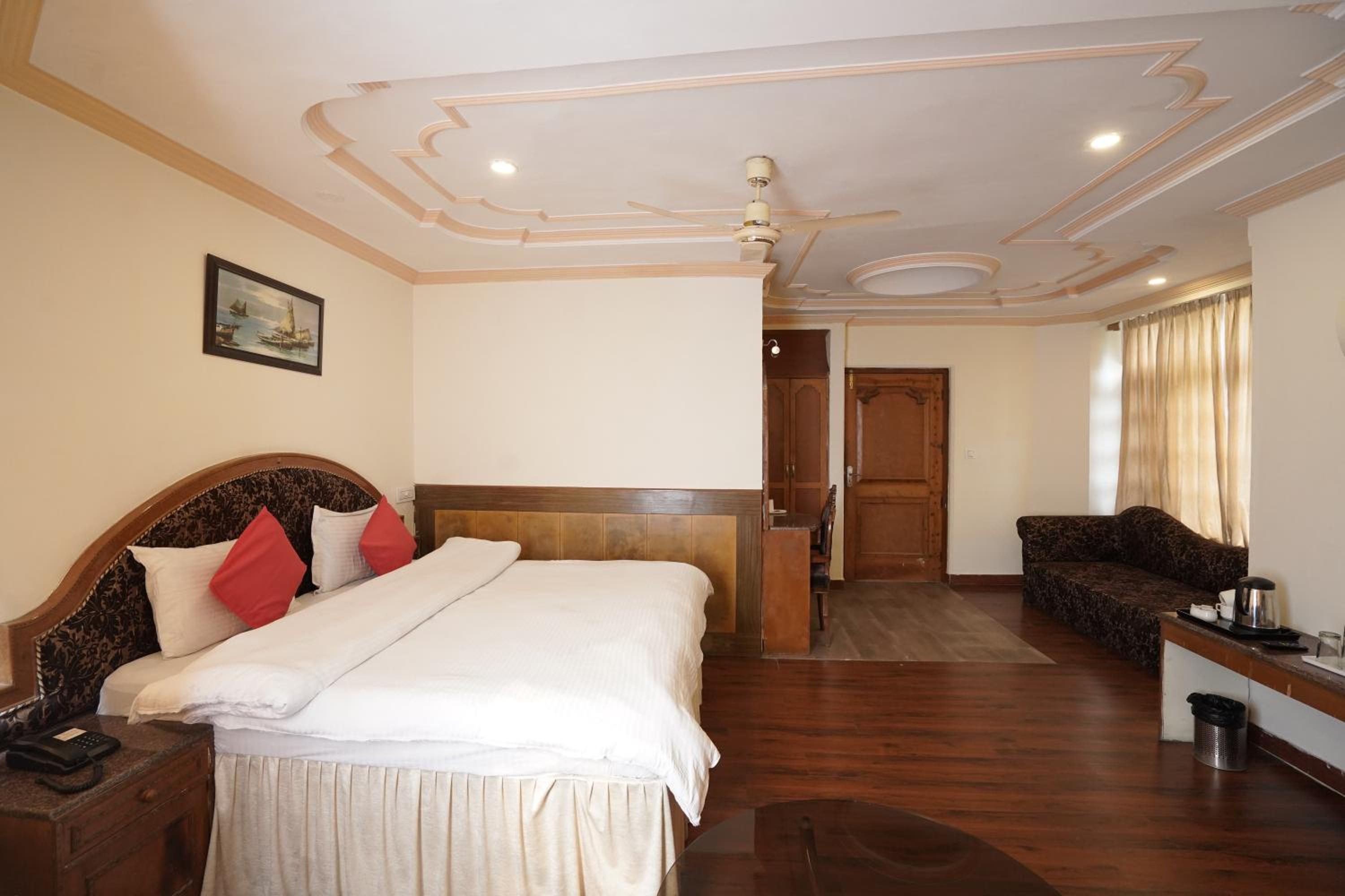 Royal Palace Resort Bhagsunag
