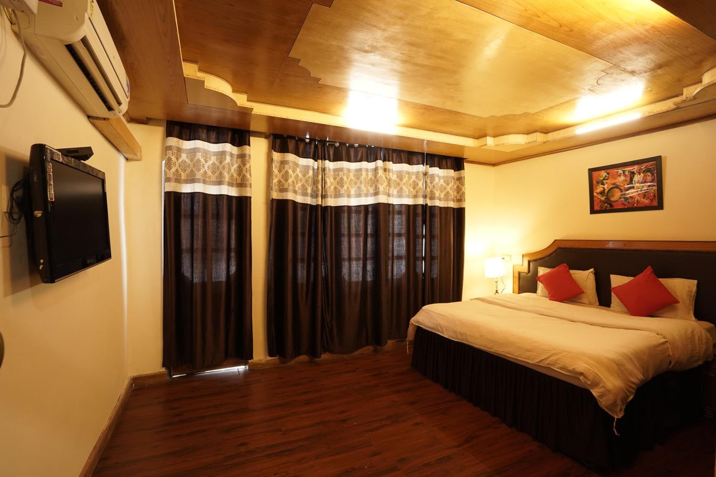 Royal Palace Resort Bhagsunag