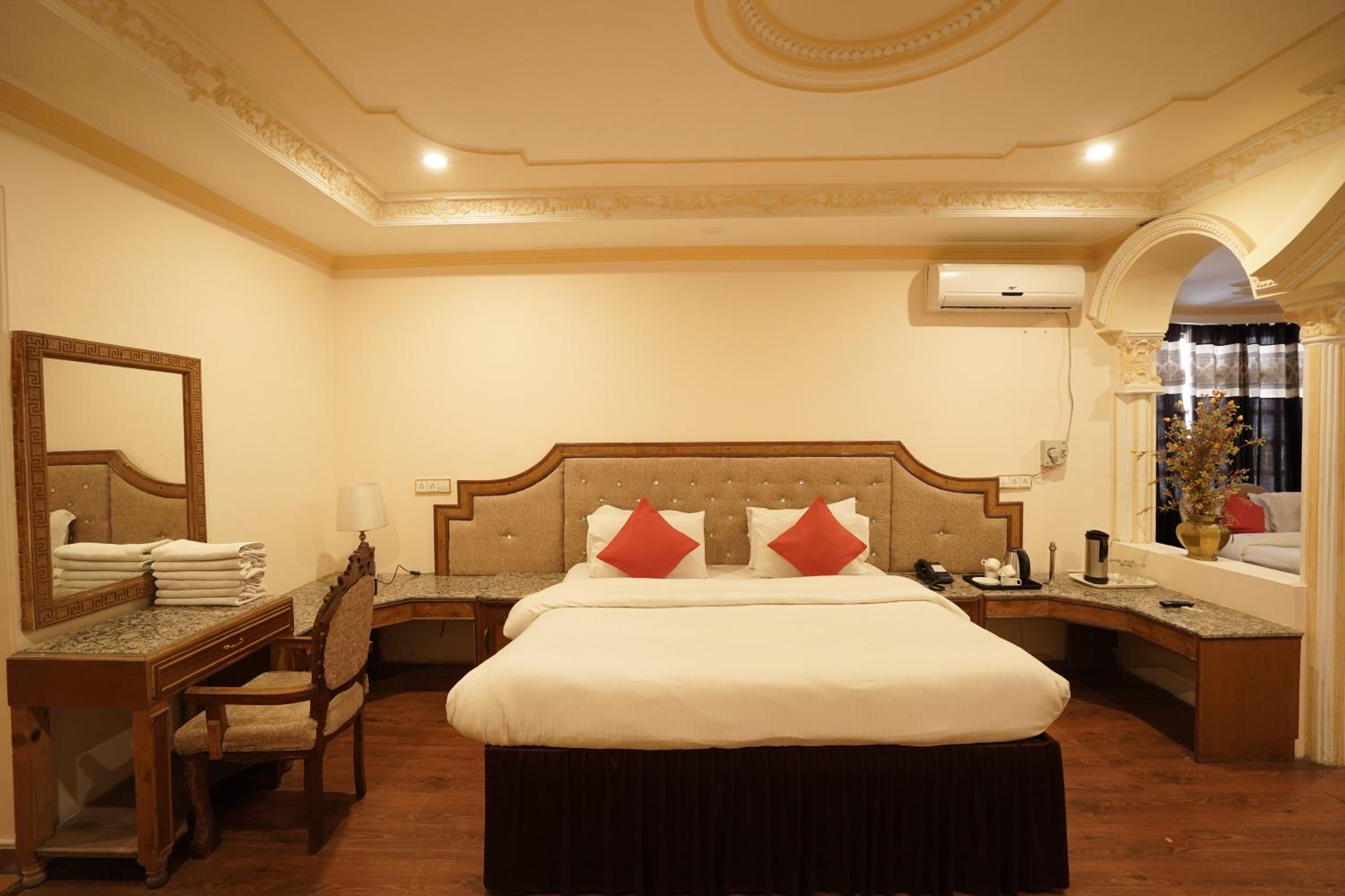 Royal Palace Resort Bhagsunag