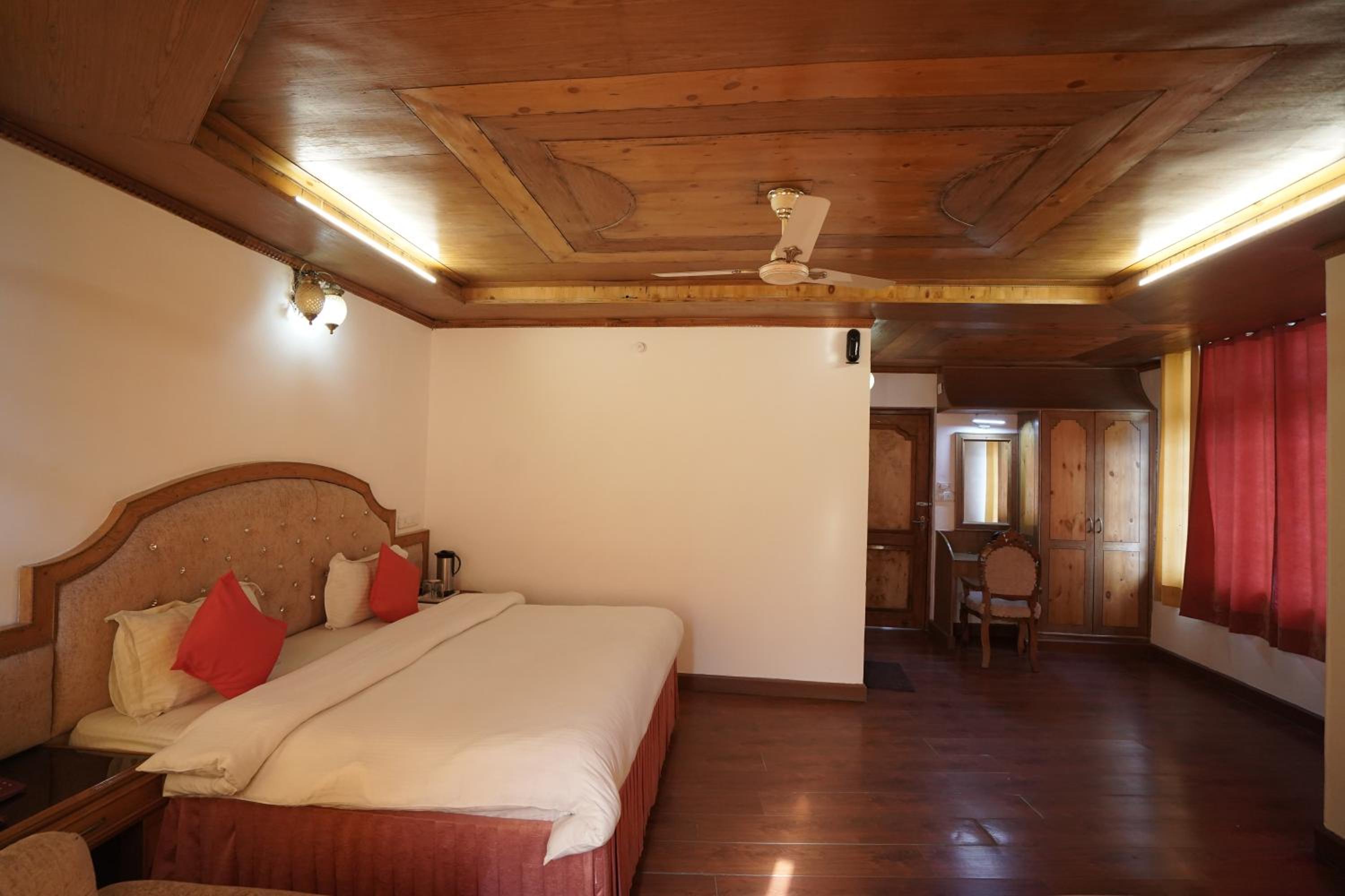 Royal Palace Resort Bhagsunag