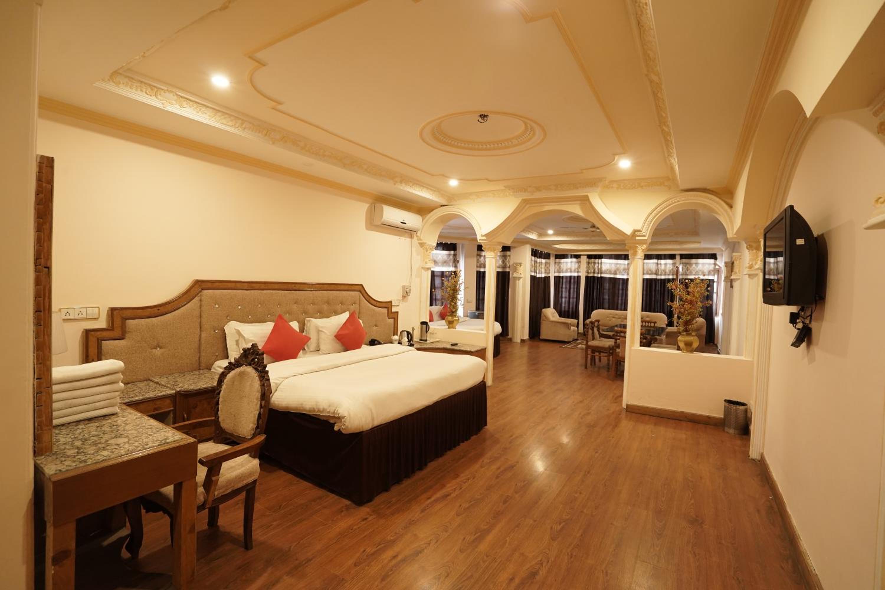Royal Palace Resort Bhagsunag
