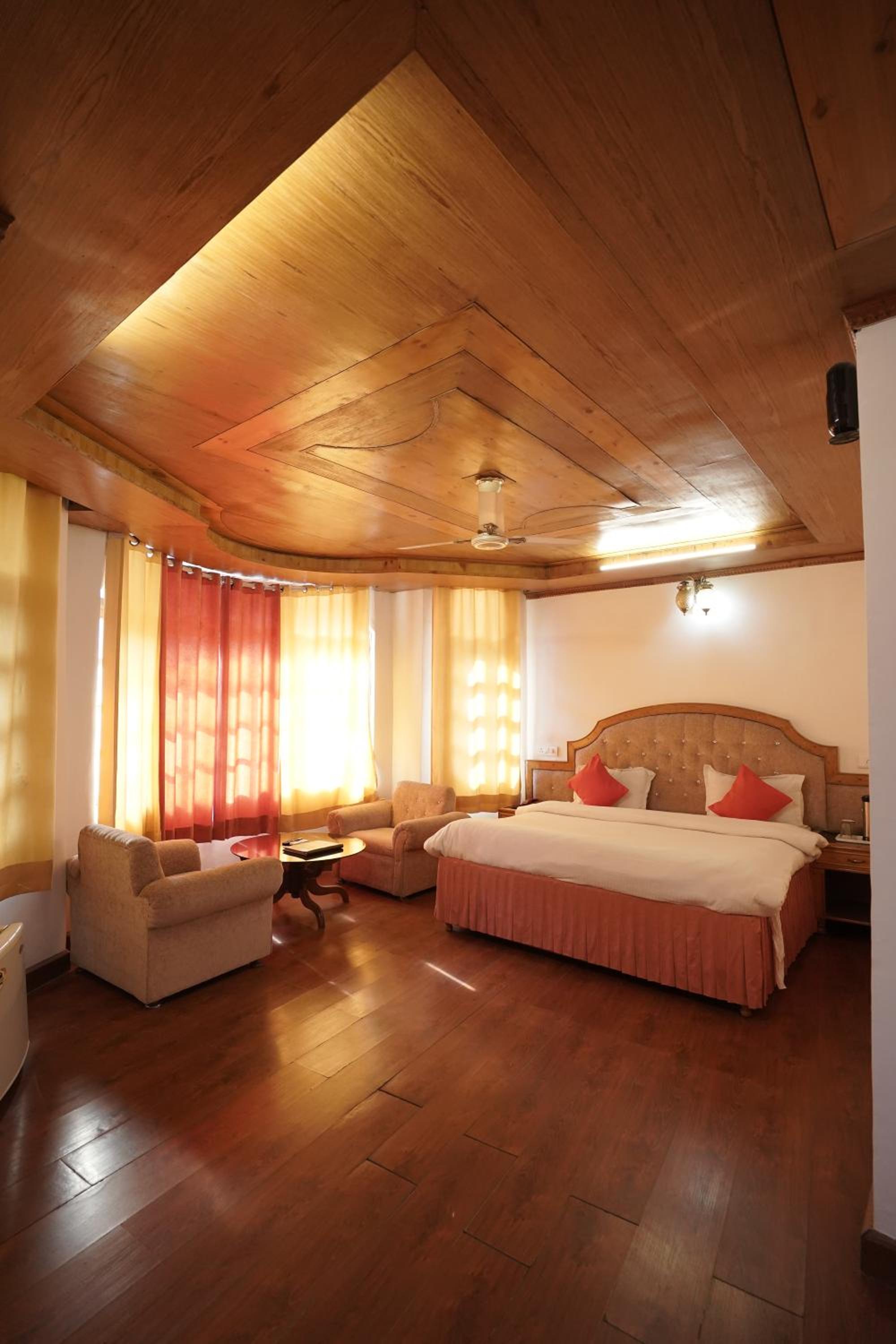 Royal Palace Resort Bhagsunag