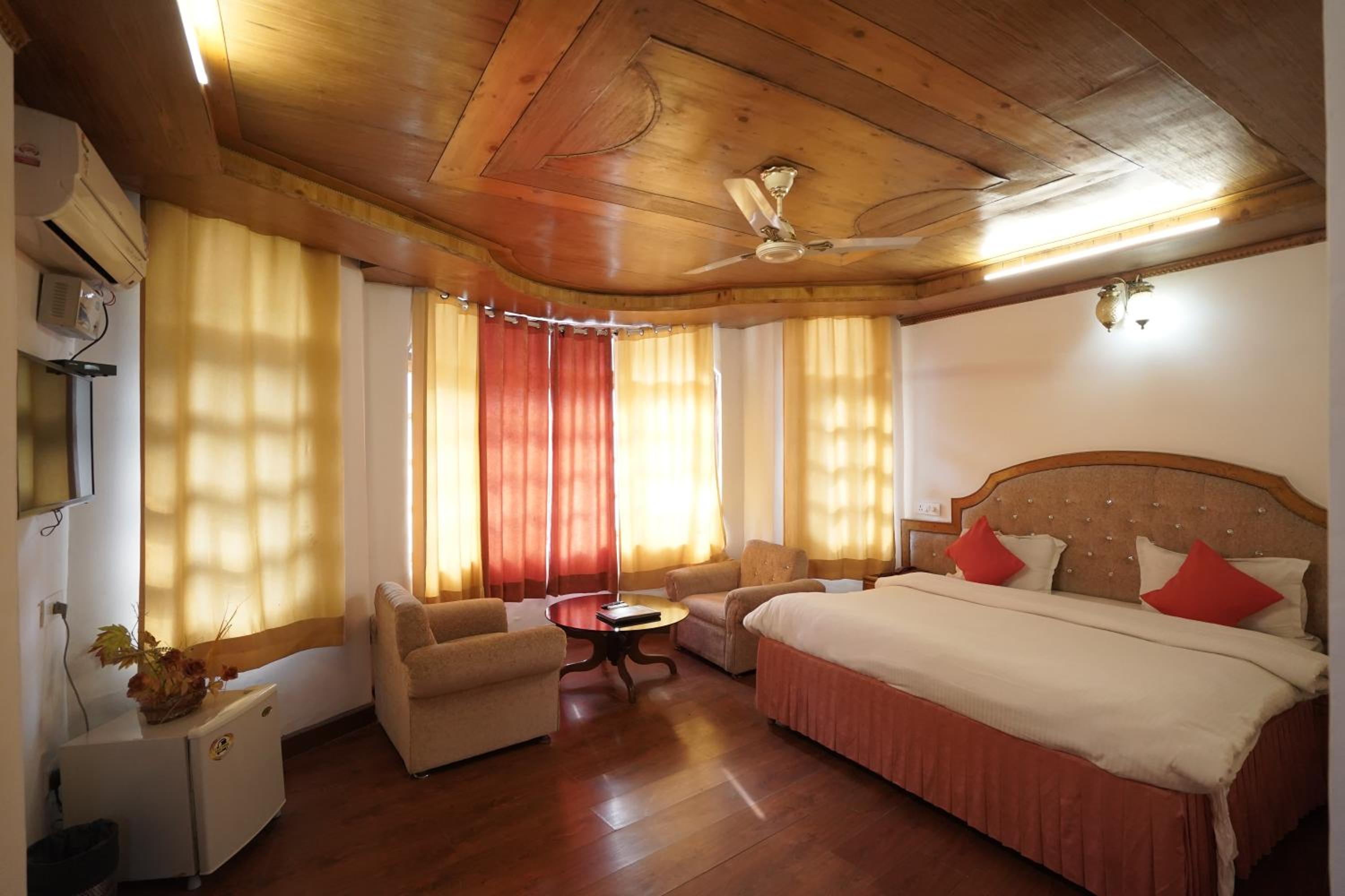 Royal Palace Resort Bhagsunag