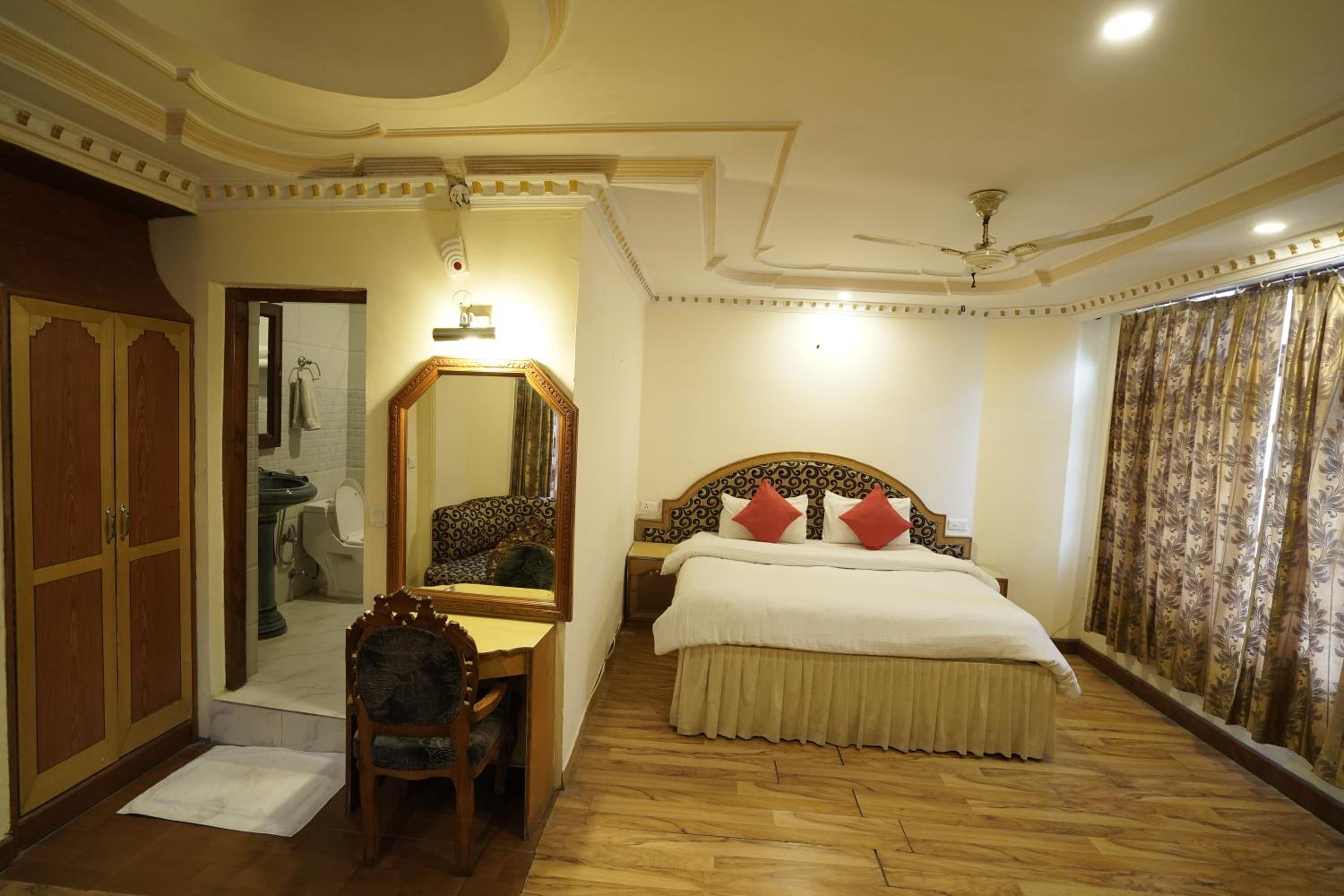 Royal Palace Resort Bhagsunag