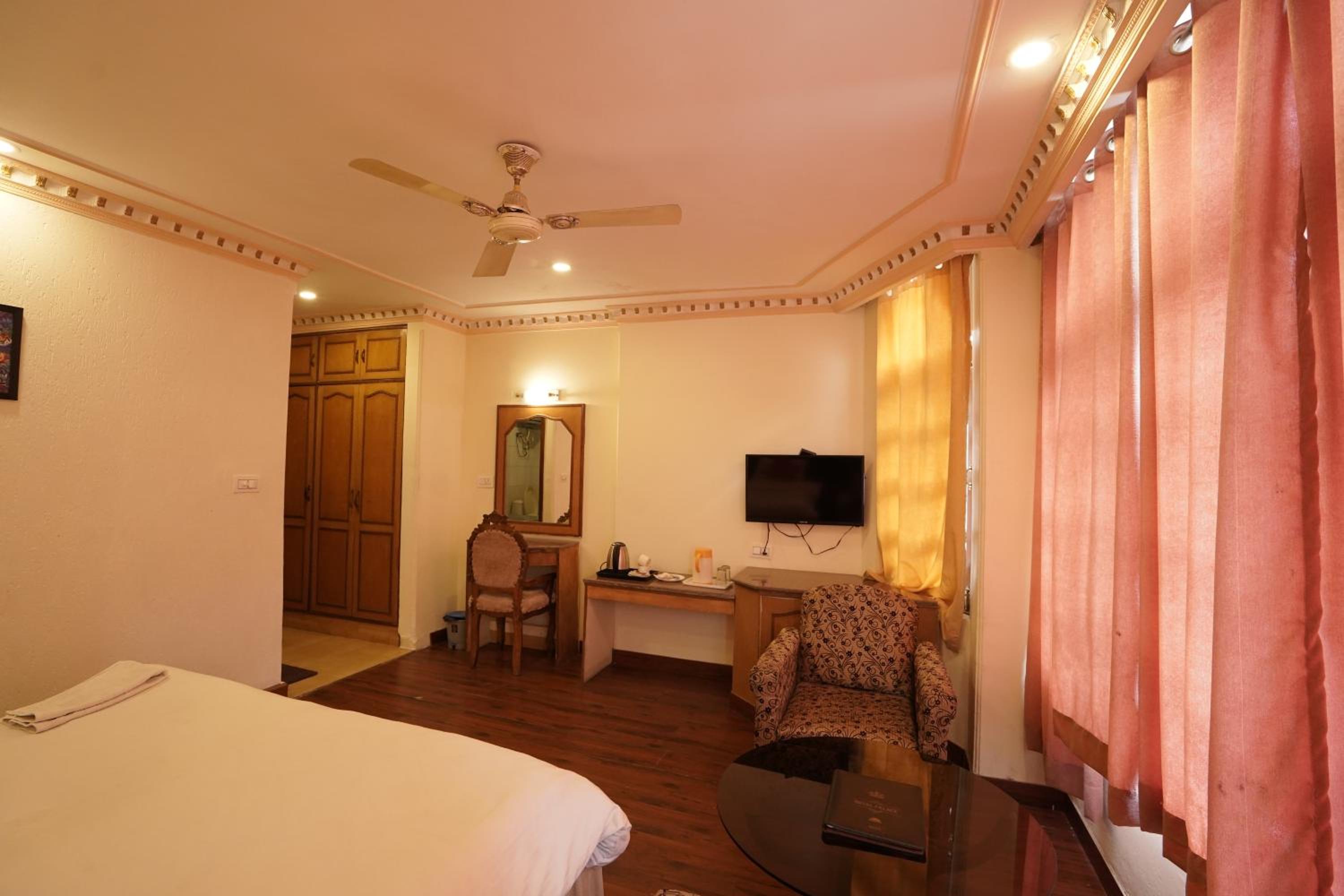 Royal Palace Resort Bhagsunag