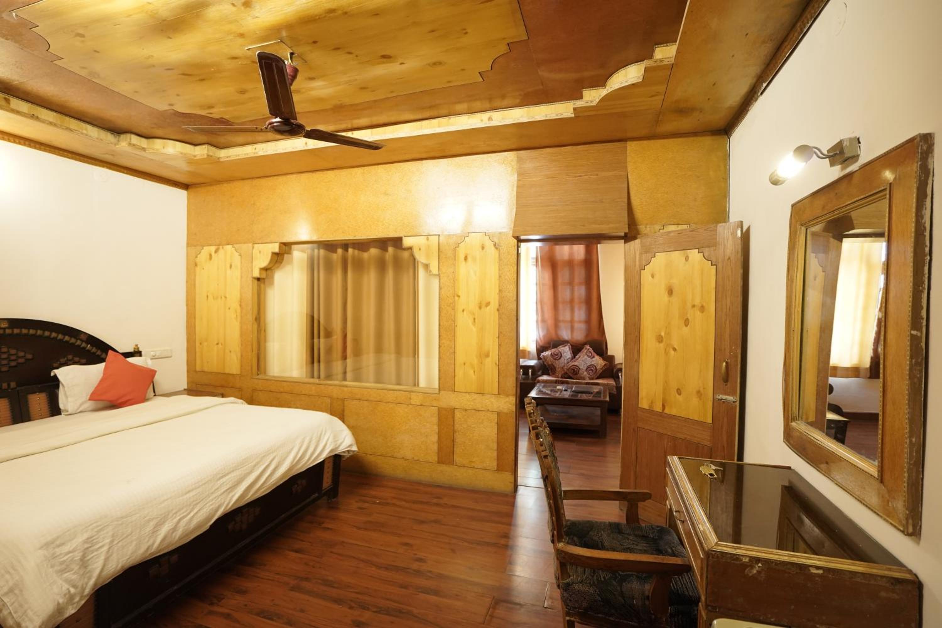 Royal Palace Resort Bhagsunag