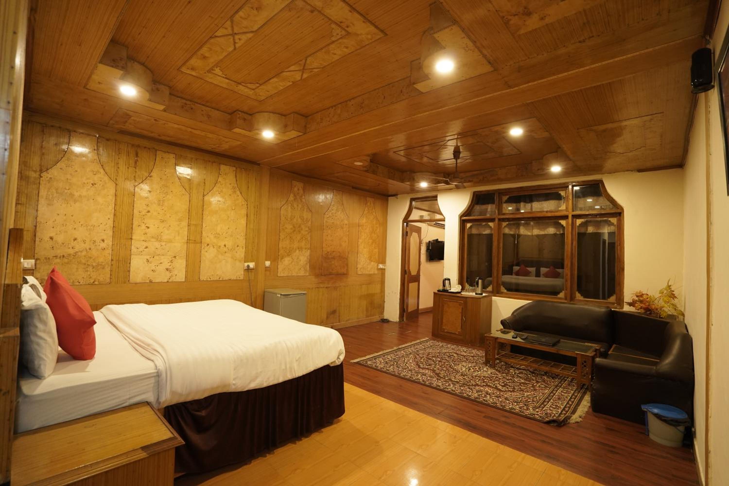 Royal Palace Resort Bhagsunag
