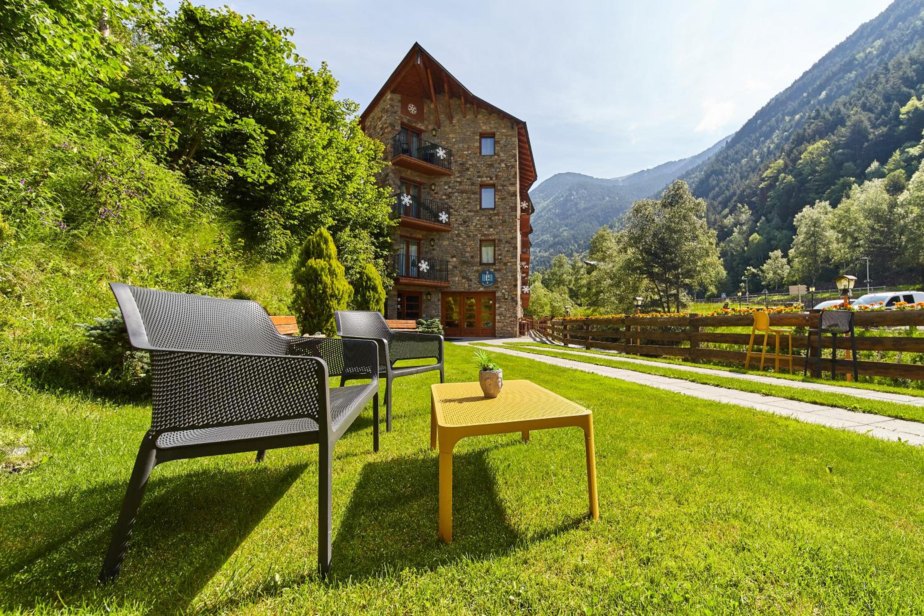 Apartaments La Neu-Mountain Lodges & Restaurant