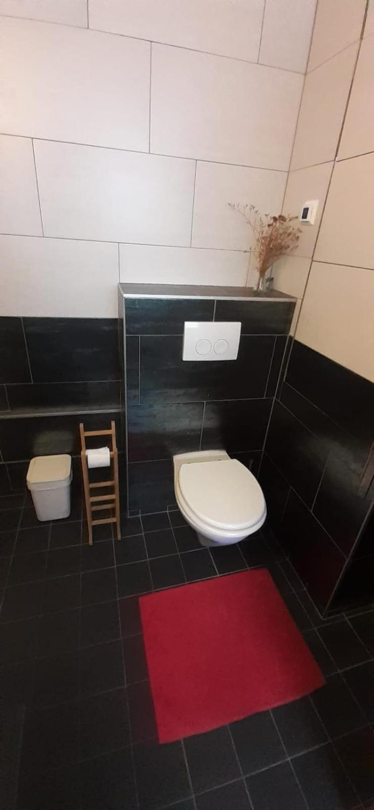CHARLOTTE, not for parties, not a hotel, room with shared bathroom, no kitchen
