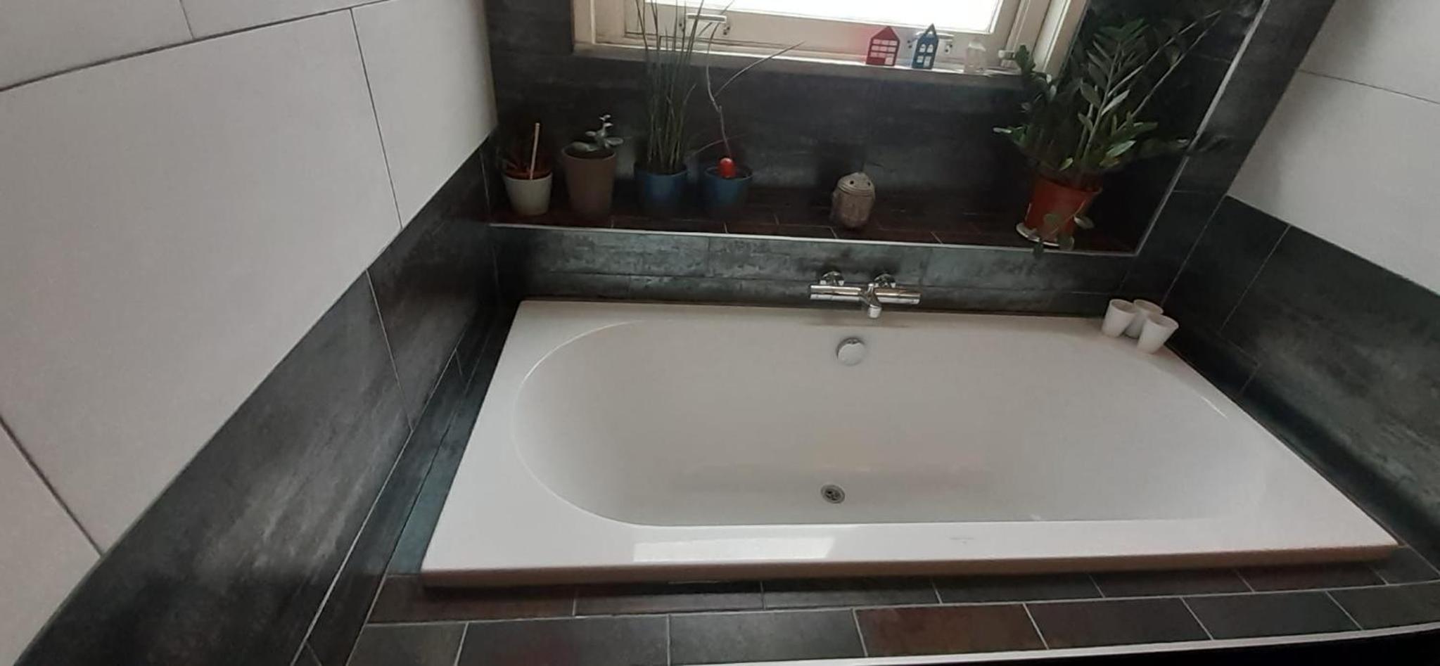 CHARLOTTE, not for parties, not a hotel, room with shared bathroom, no kitchen
