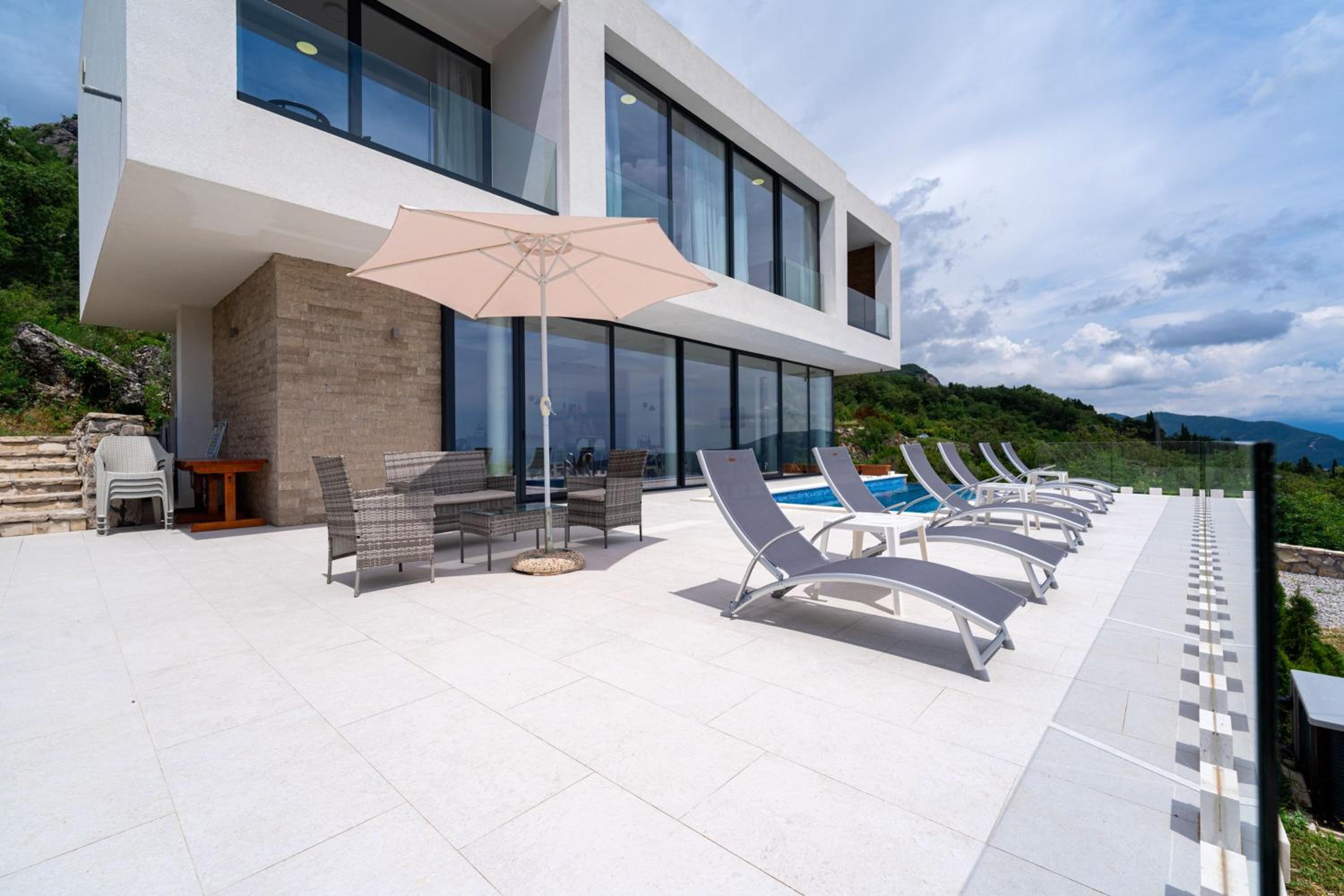 Pool Villa Luxoria Trebesin view 2
