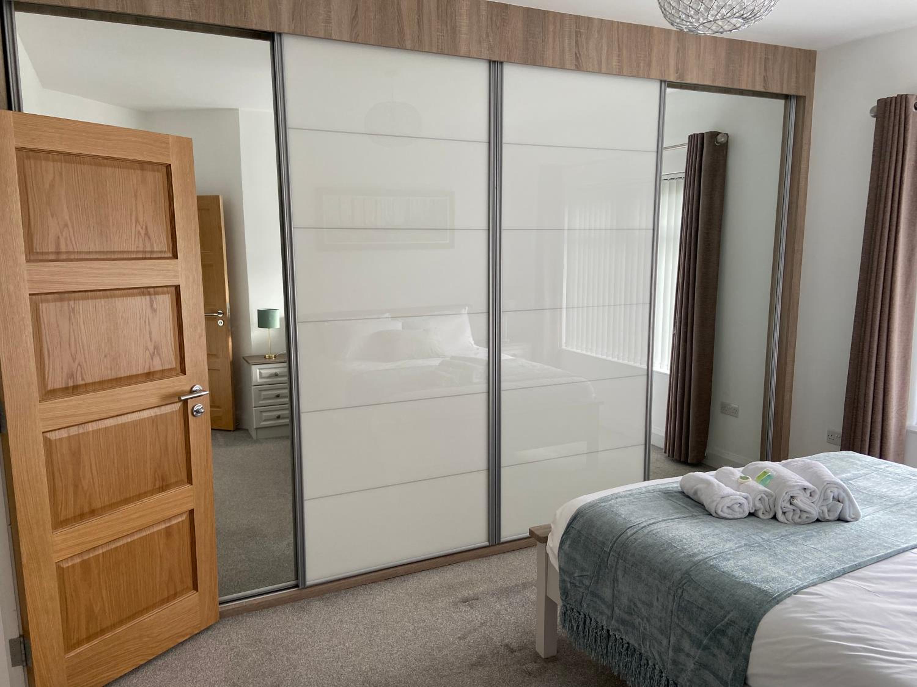 Park House - FOUR star luxury with parking and WI-FI view 2