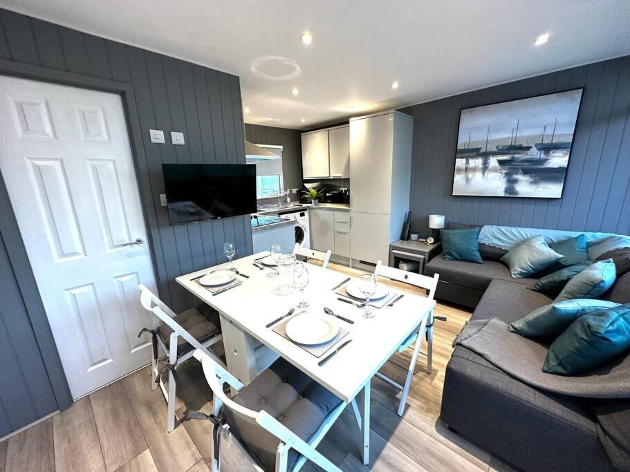 Beautiful Chalet, 18 Cordova, Selsey Country Club view 2