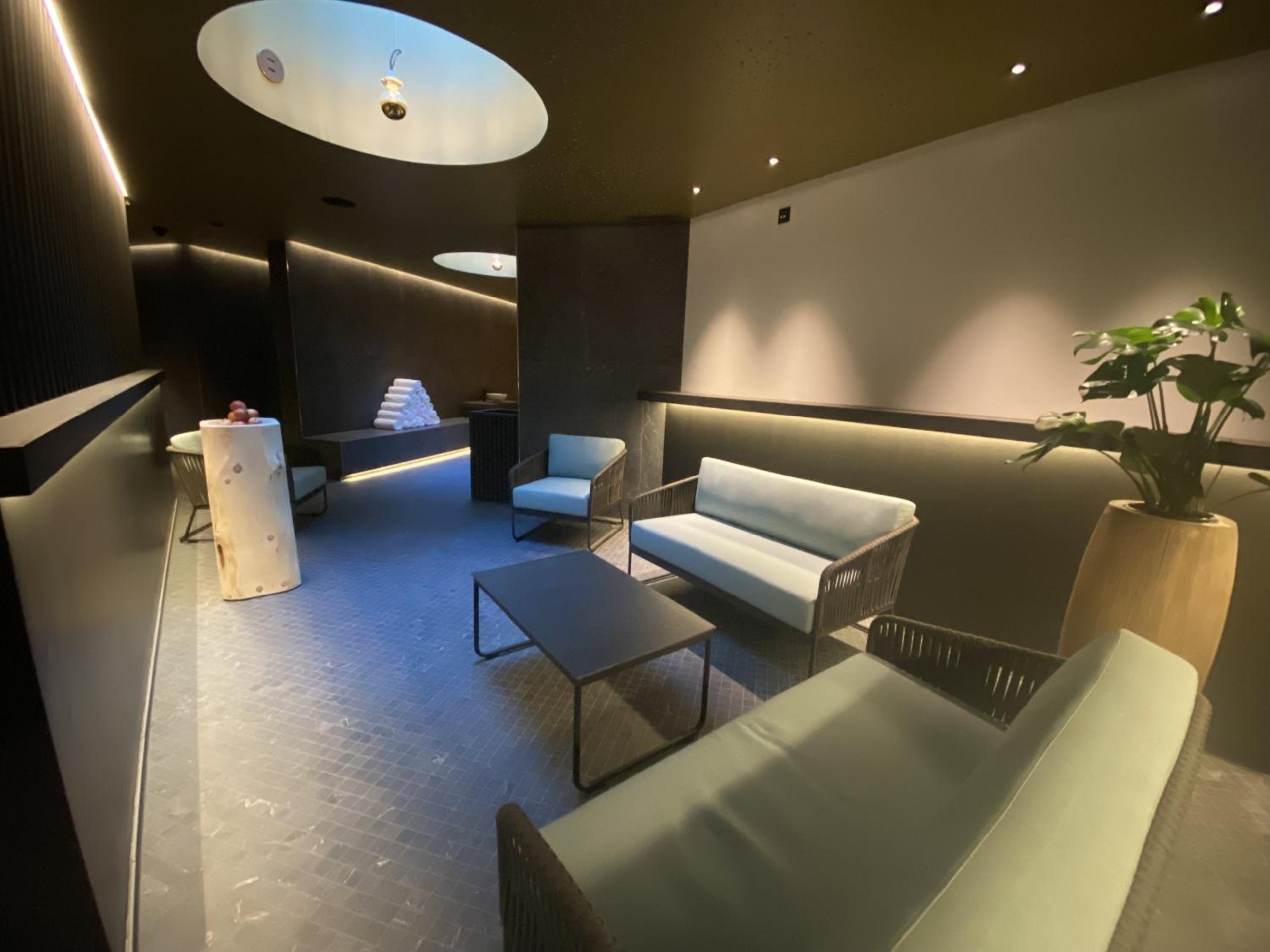 Apartment with hotel spa and pool