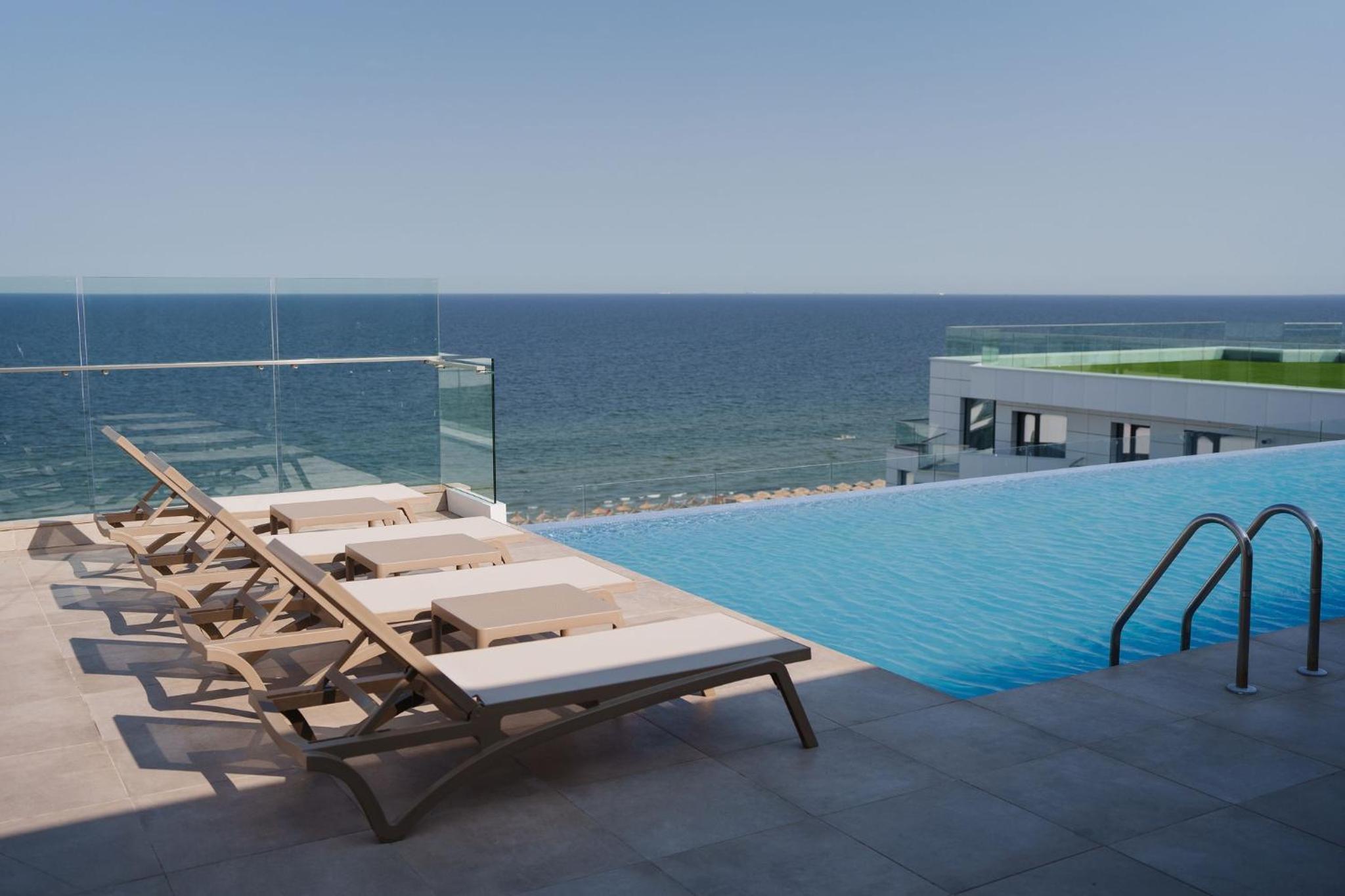 Mustard Skyline Infinity Pool&Spa Resort view 2