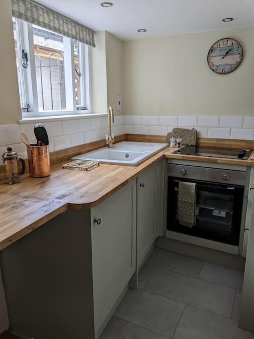 Cosy character cottage in central Marlborough UK view 2