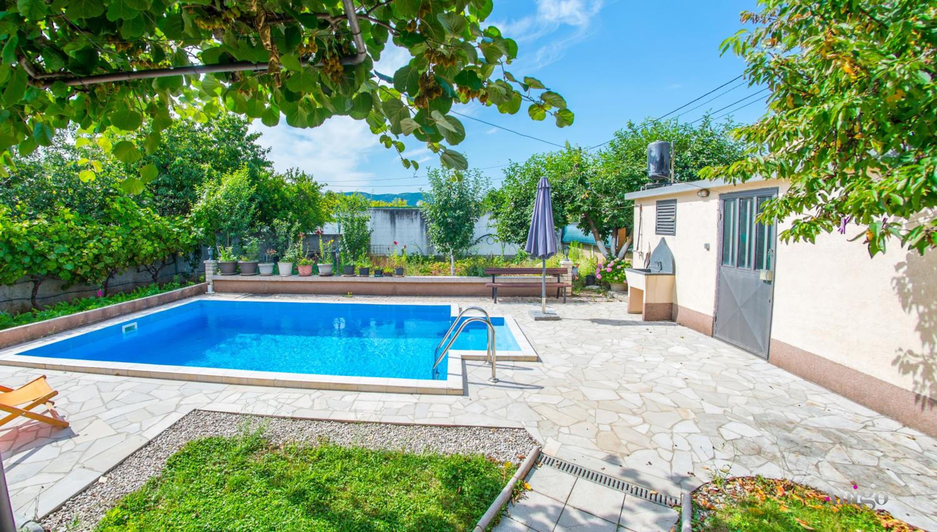 Holiday Home Kiwi with private pool