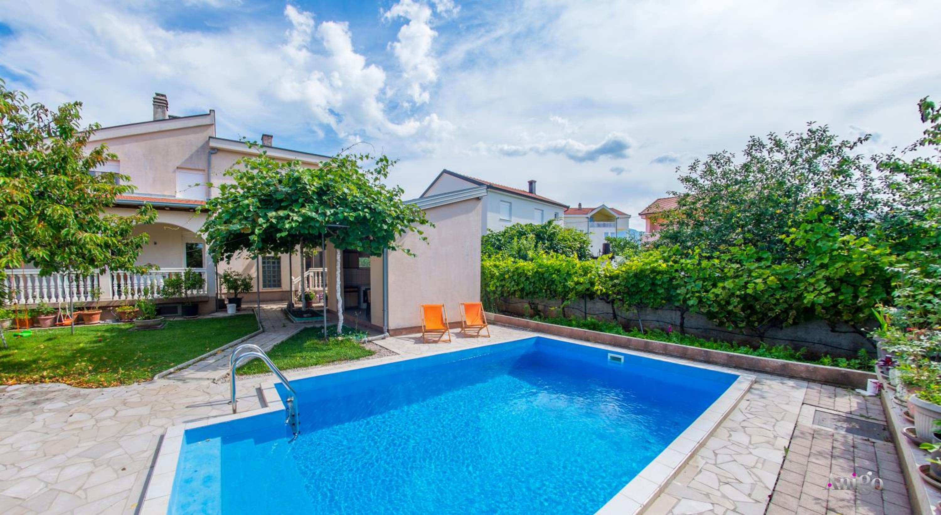Holiday Home Kiwi with private pool