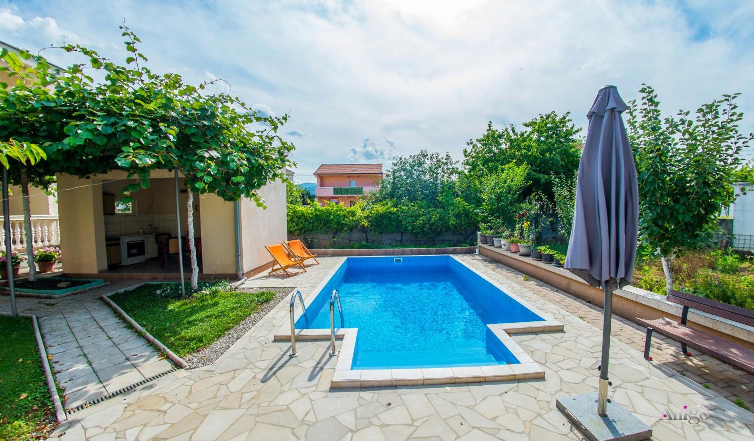 Holiday Home Kiwi with private pool